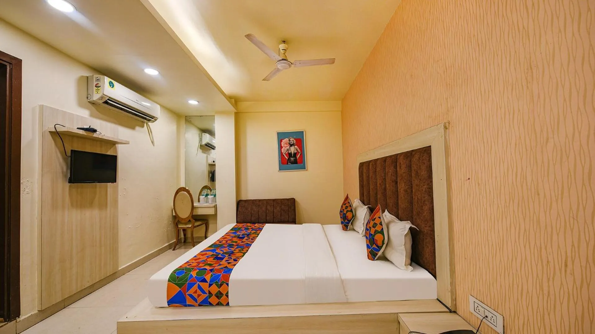 Communal lounge/ TV room, Bed in Hotel Seventh Heaven