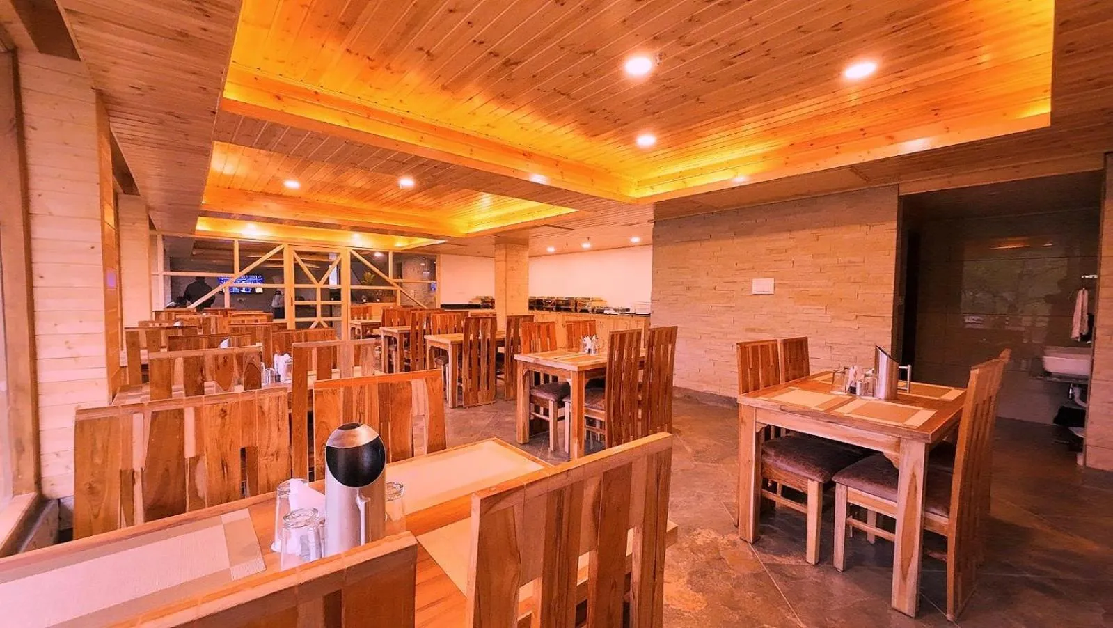 Restaurant/places to eat in Hotel Seventh Heaven