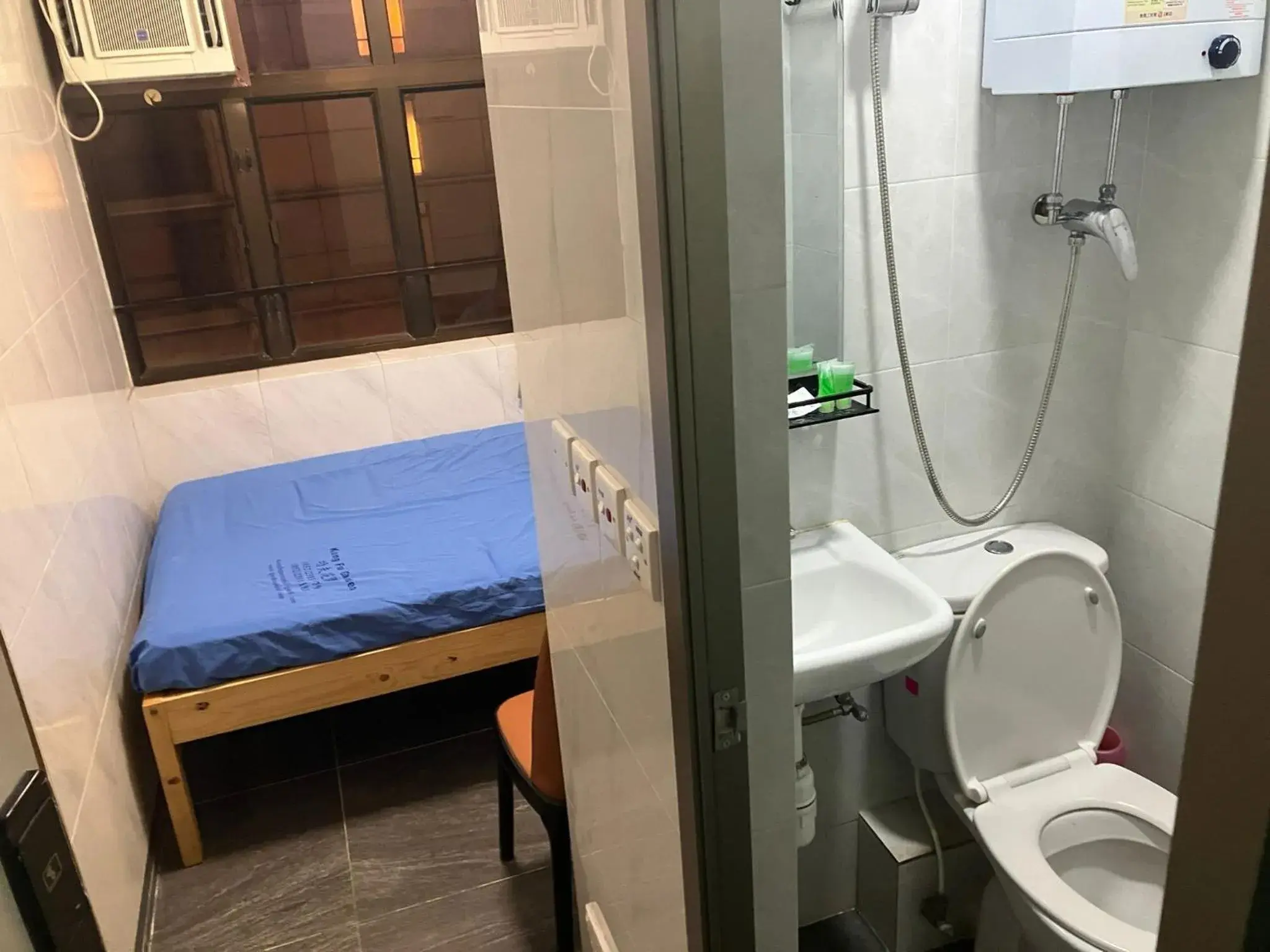 Single Room with Private Bathroom - single occupancy in Kung-fu Hostel 功夫旅舍 Single Room with Private Bathroom - single occupancy in Kung-fu Hostel 功夫旅舍