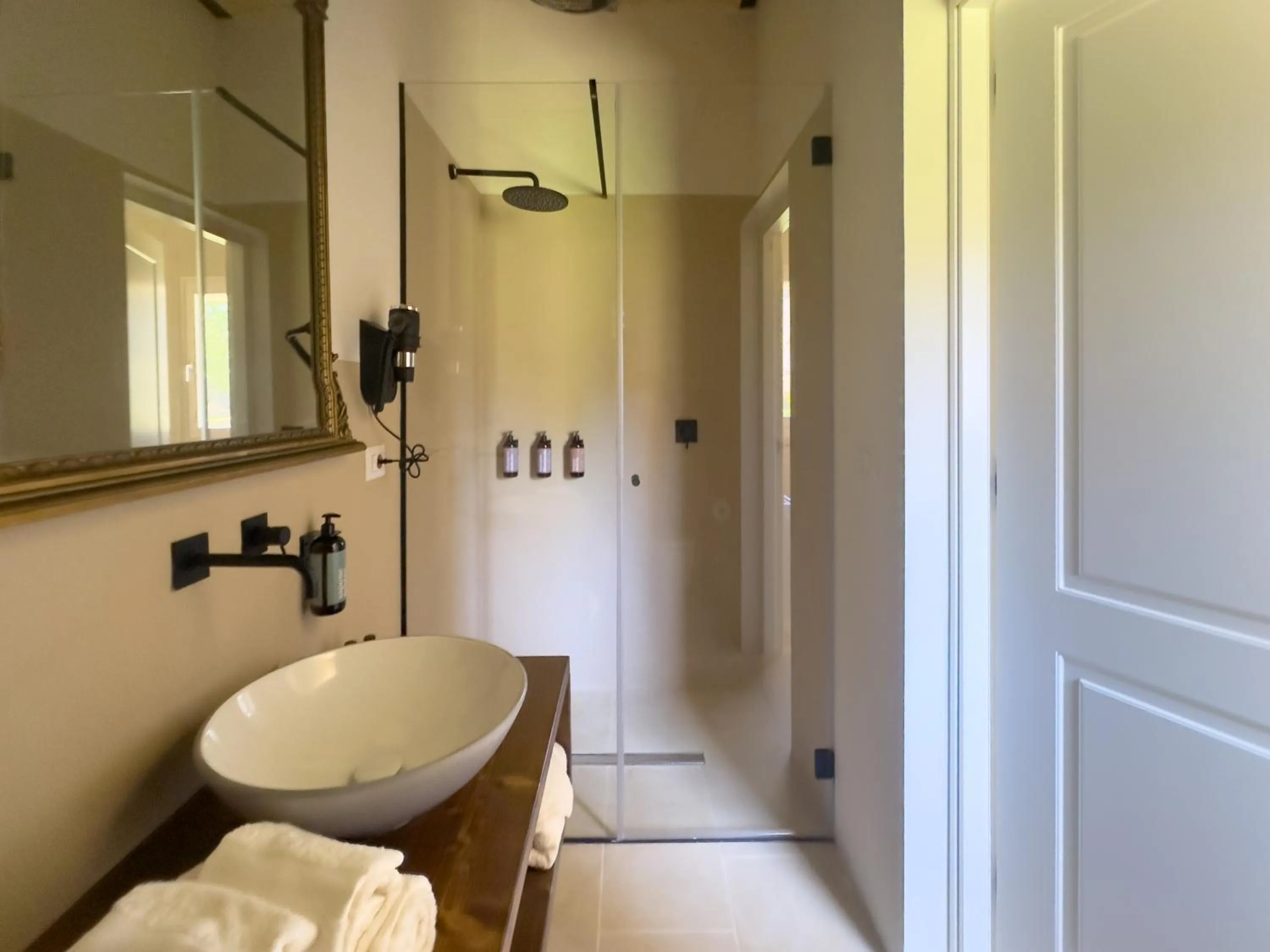 Shower in Villa Neviera Wine Resort & Spa by Cantine Due Palme