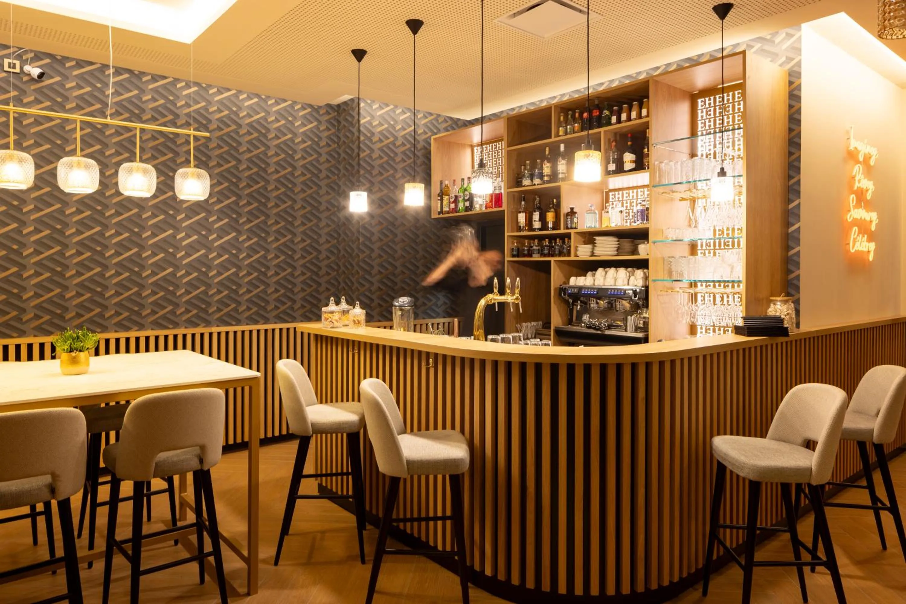 Lounge or bar in Epona Hôtel Sens