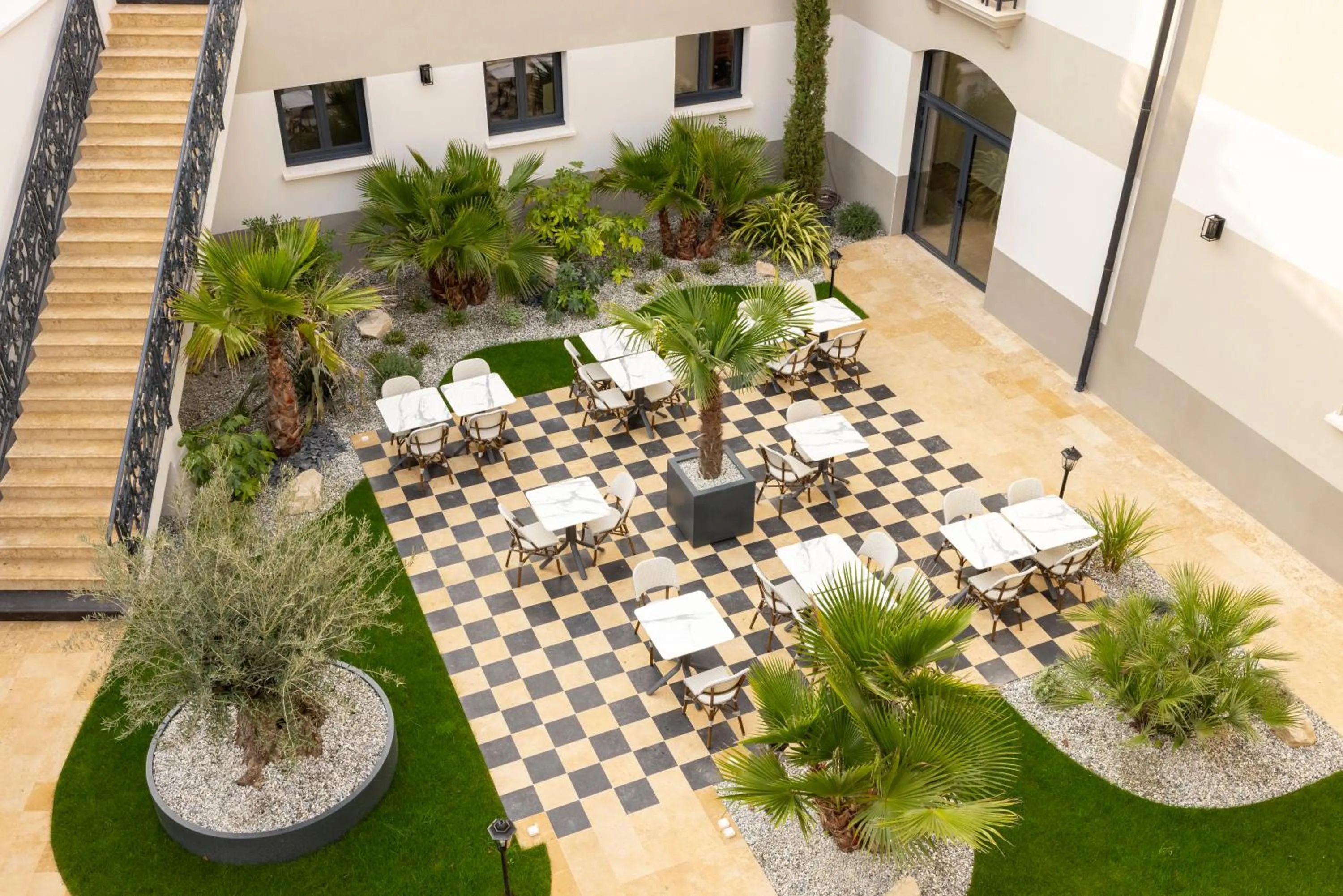 Patio in Epona Hôtel Sens