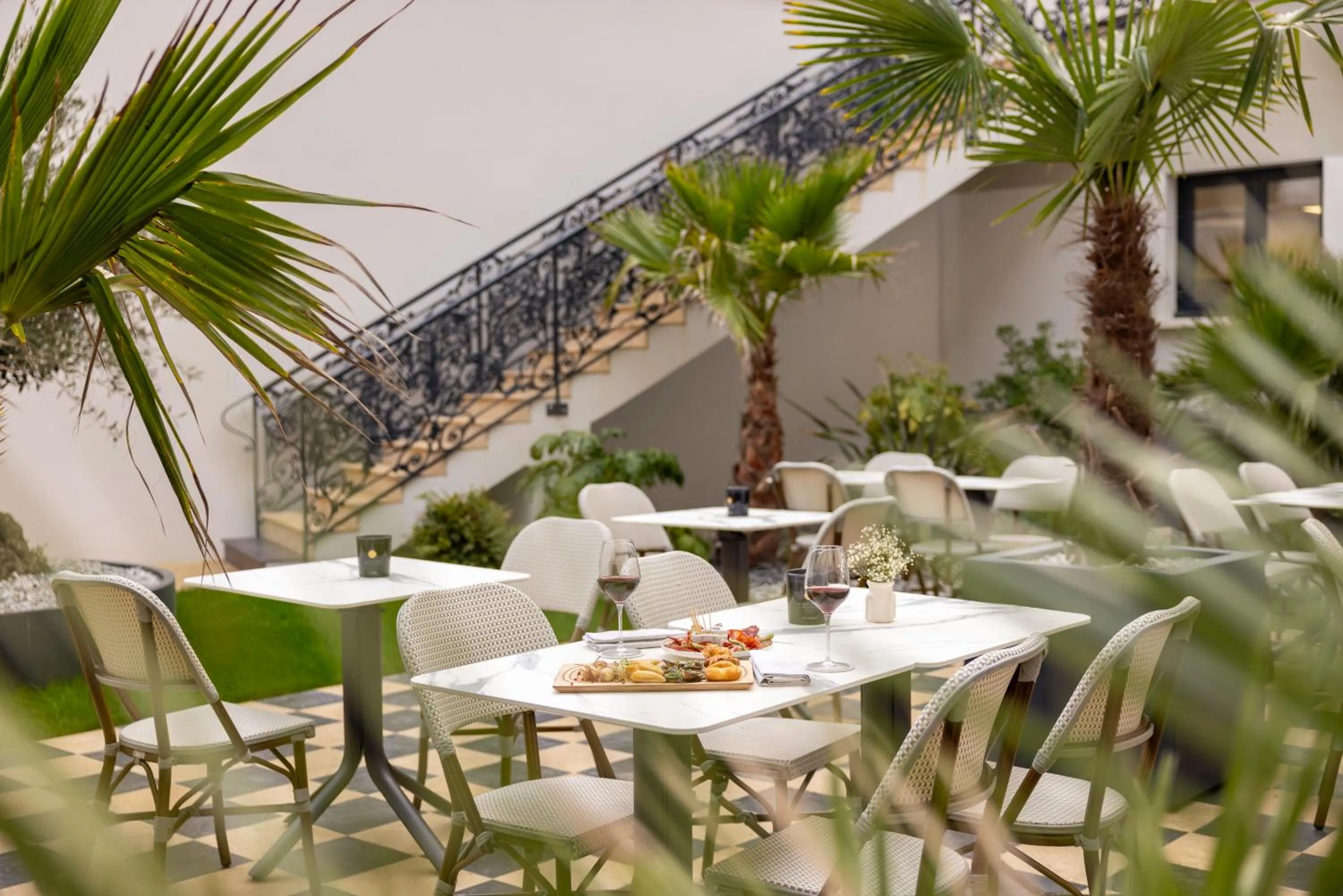 Patio in Epona Hôtel Sens