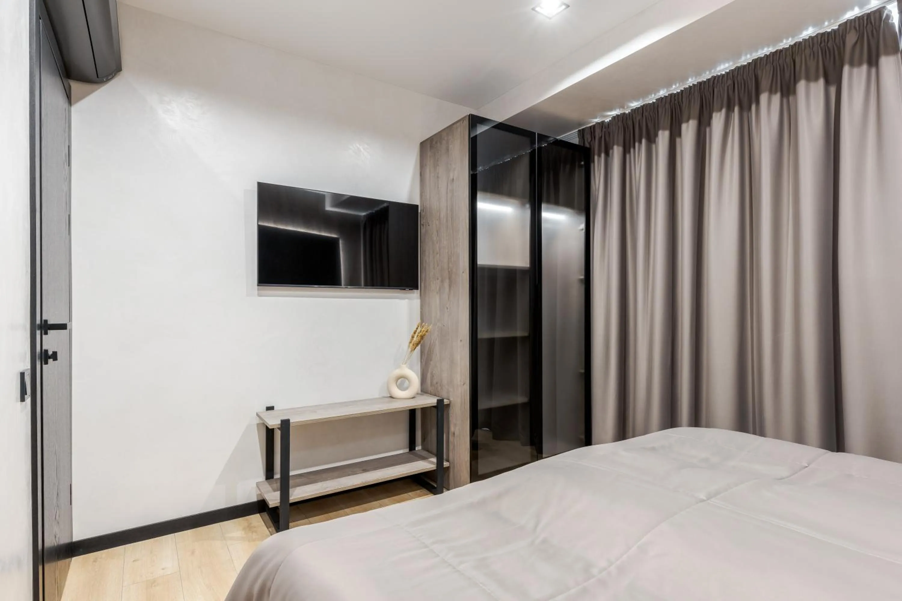 Bedroom, Bed in Glacier Premium Apartments