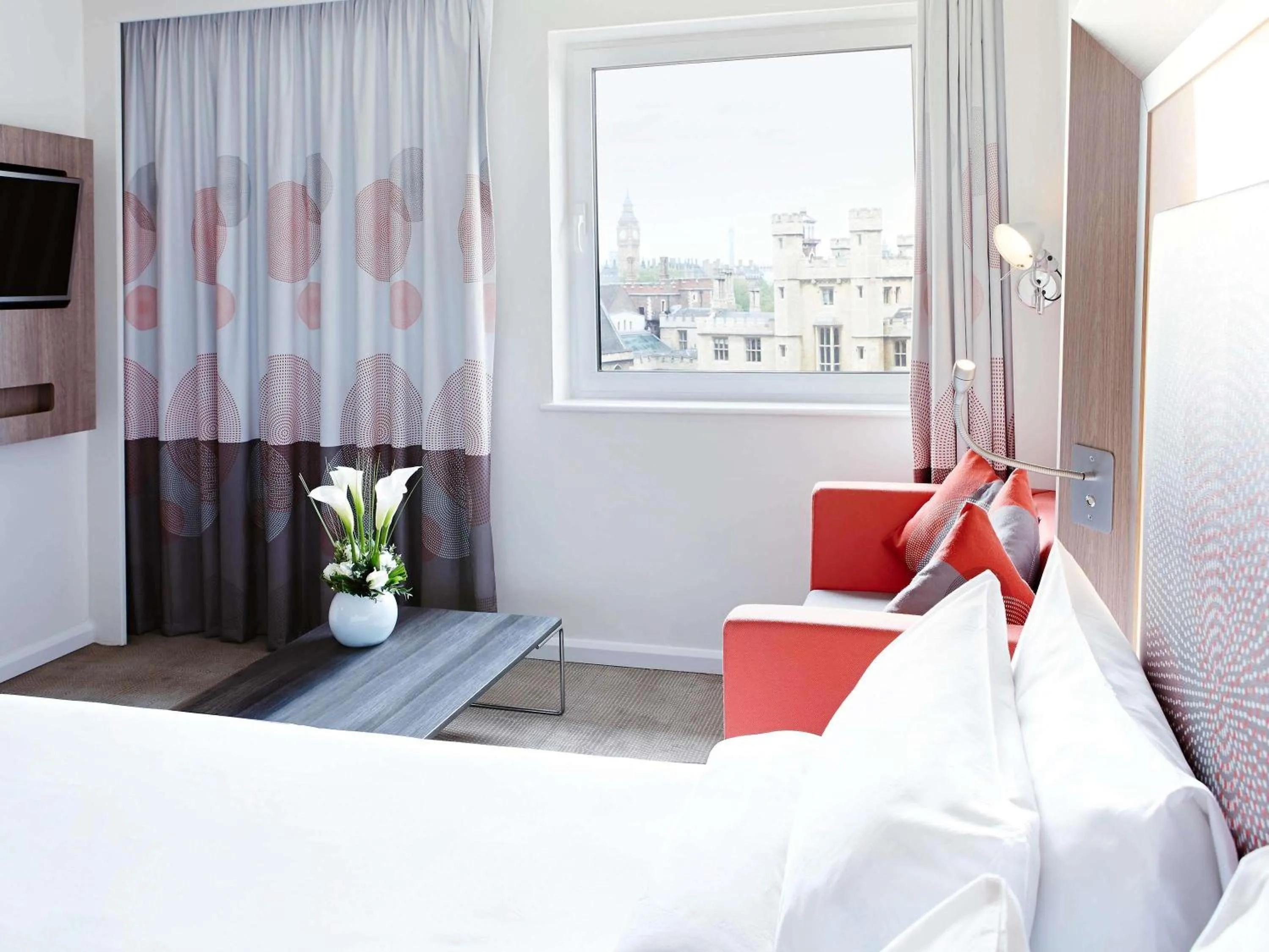 Bedroom, Bed in Novotel London Waterloo