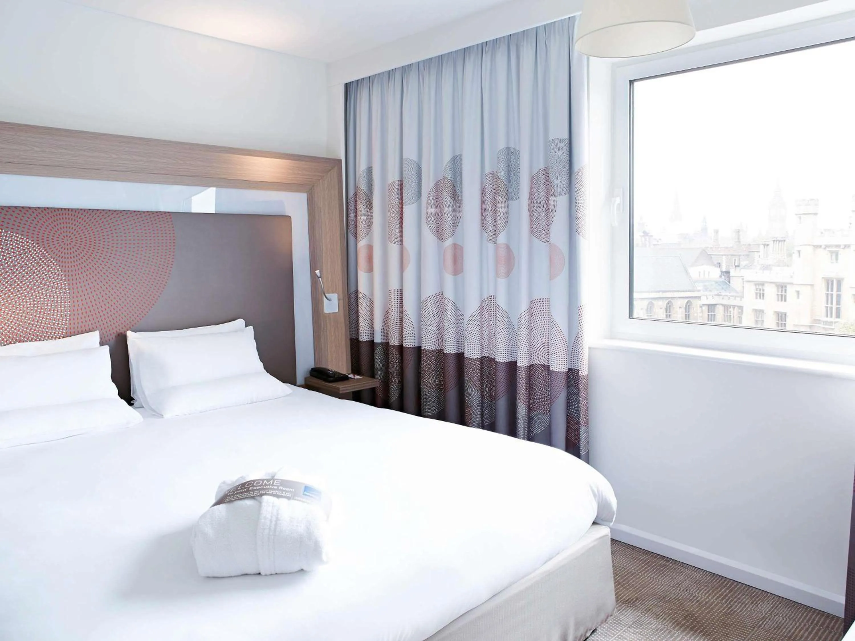 Bedroom, Bed in Novotel London Waterloo