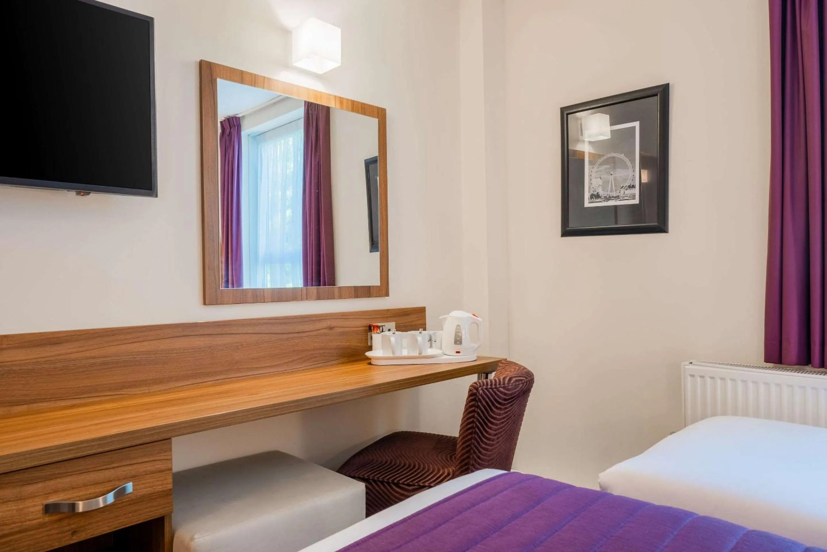 Coffee/tea facilities, Bed in Quality Hotel Hampstead