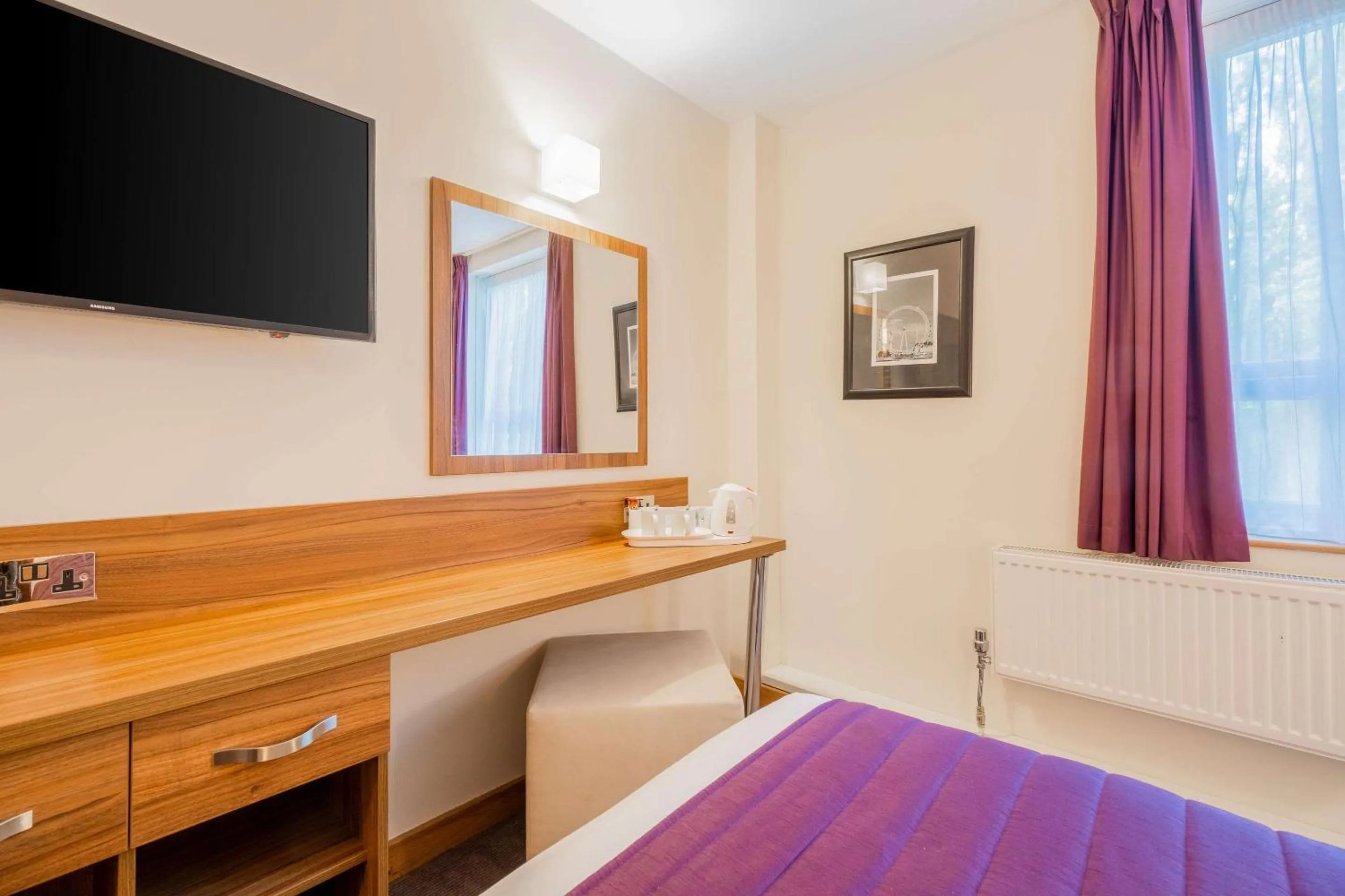 TV and multimedia, Bed in Quality Hotel Hampstead
