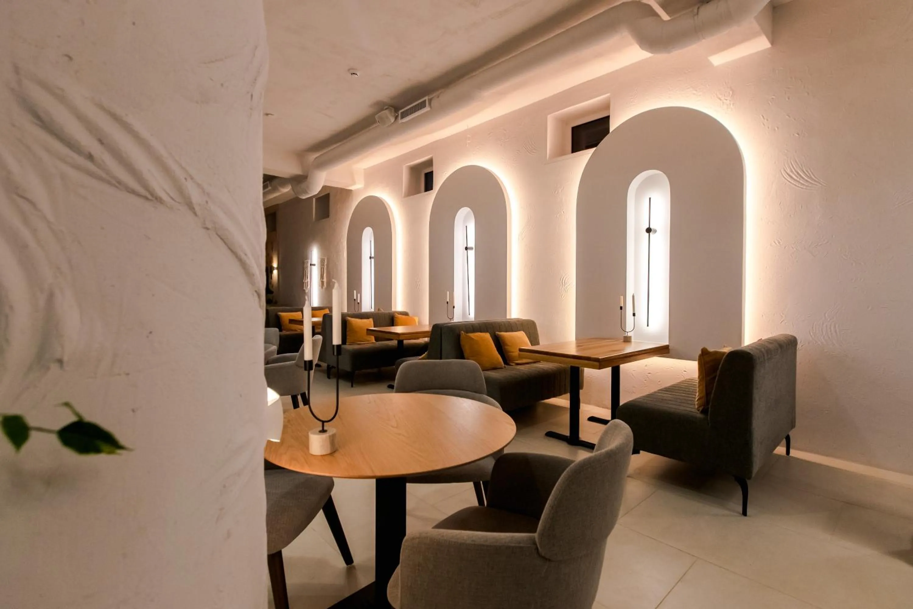 Restaurant/places to eat in Hotel Kazak Club