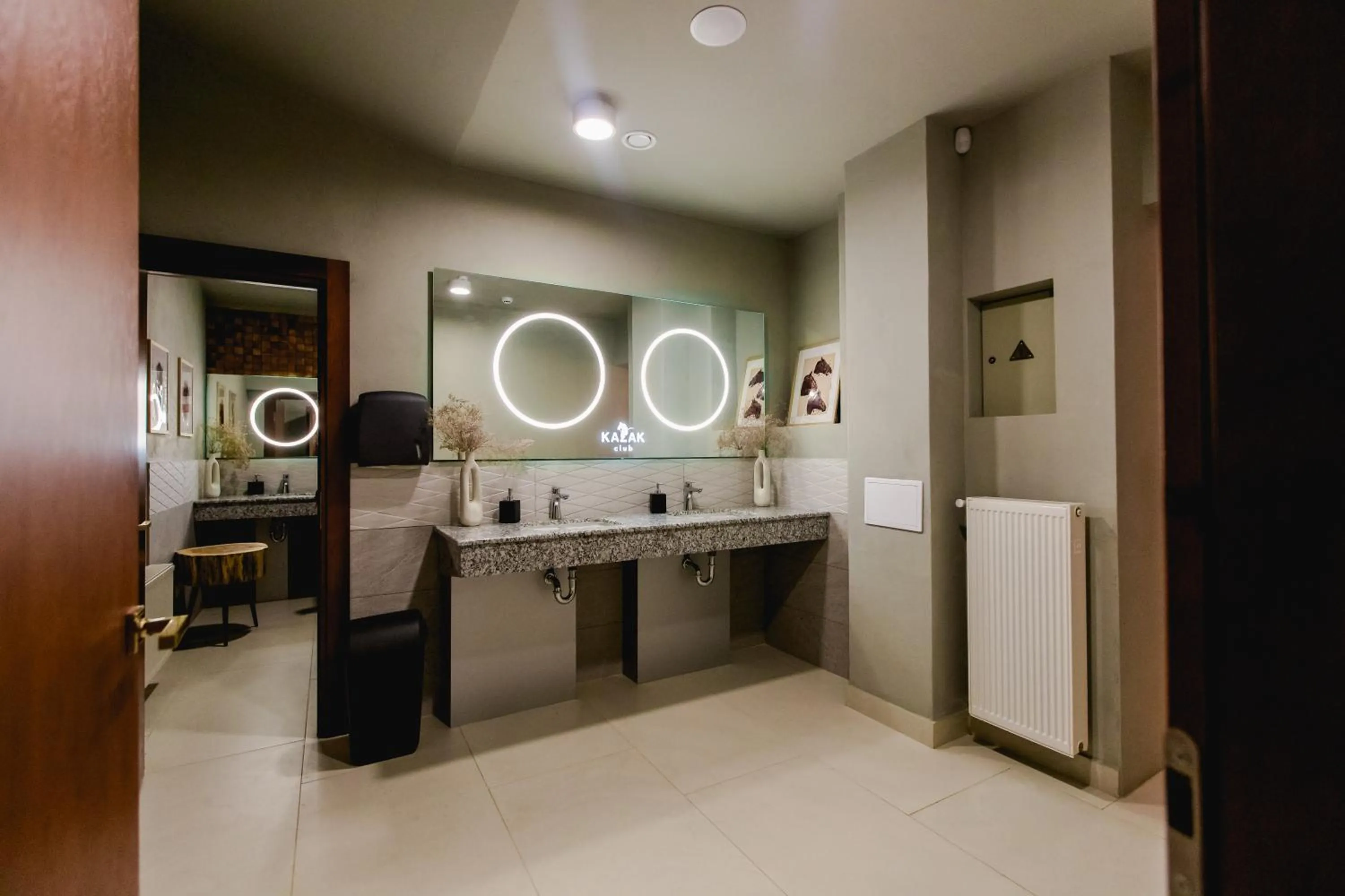 Restaurant/places to eat in Hotel Kazak Club