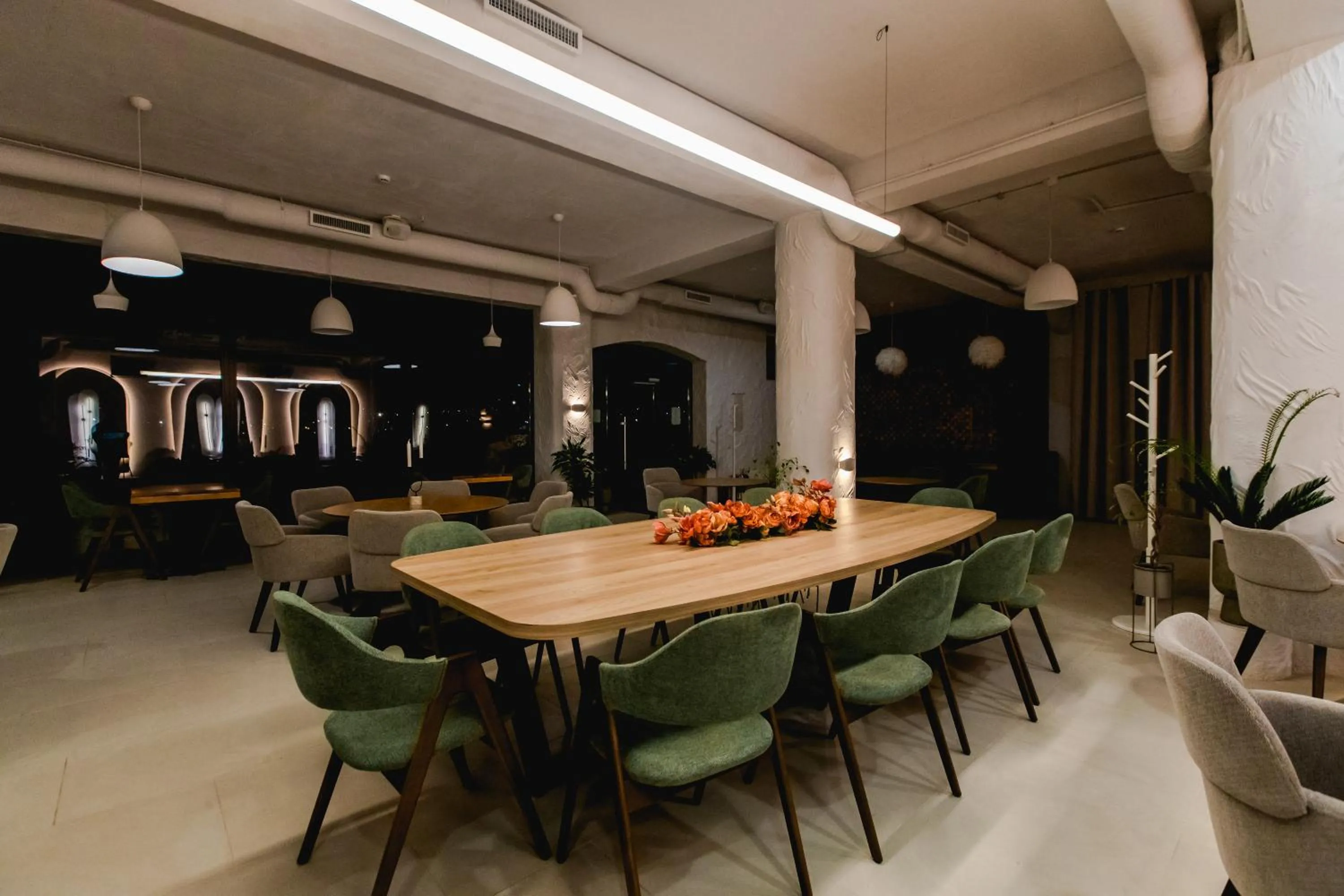 Restaurant/places to eat in Hotel Kazak Club