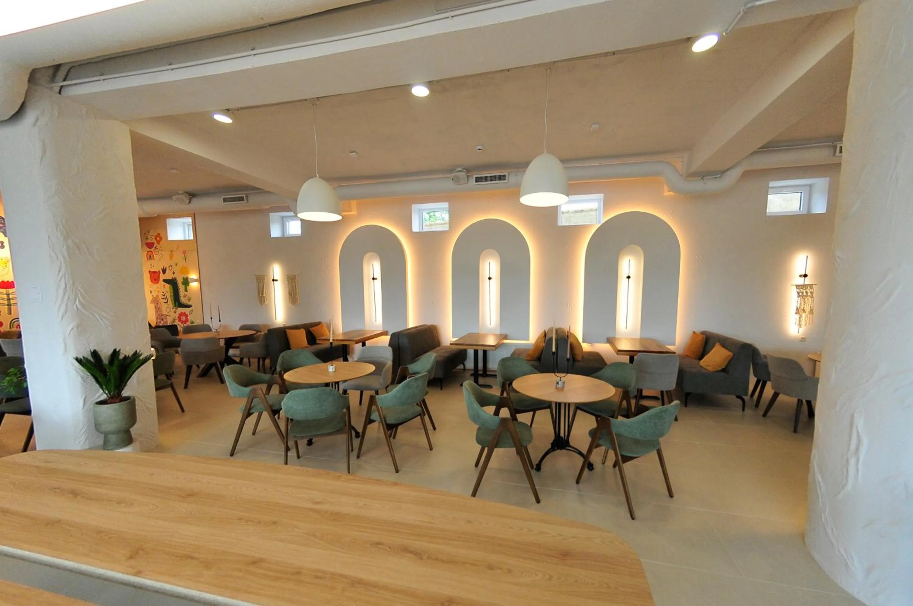 Restaurant/places to eat in Hotel Kazak Club