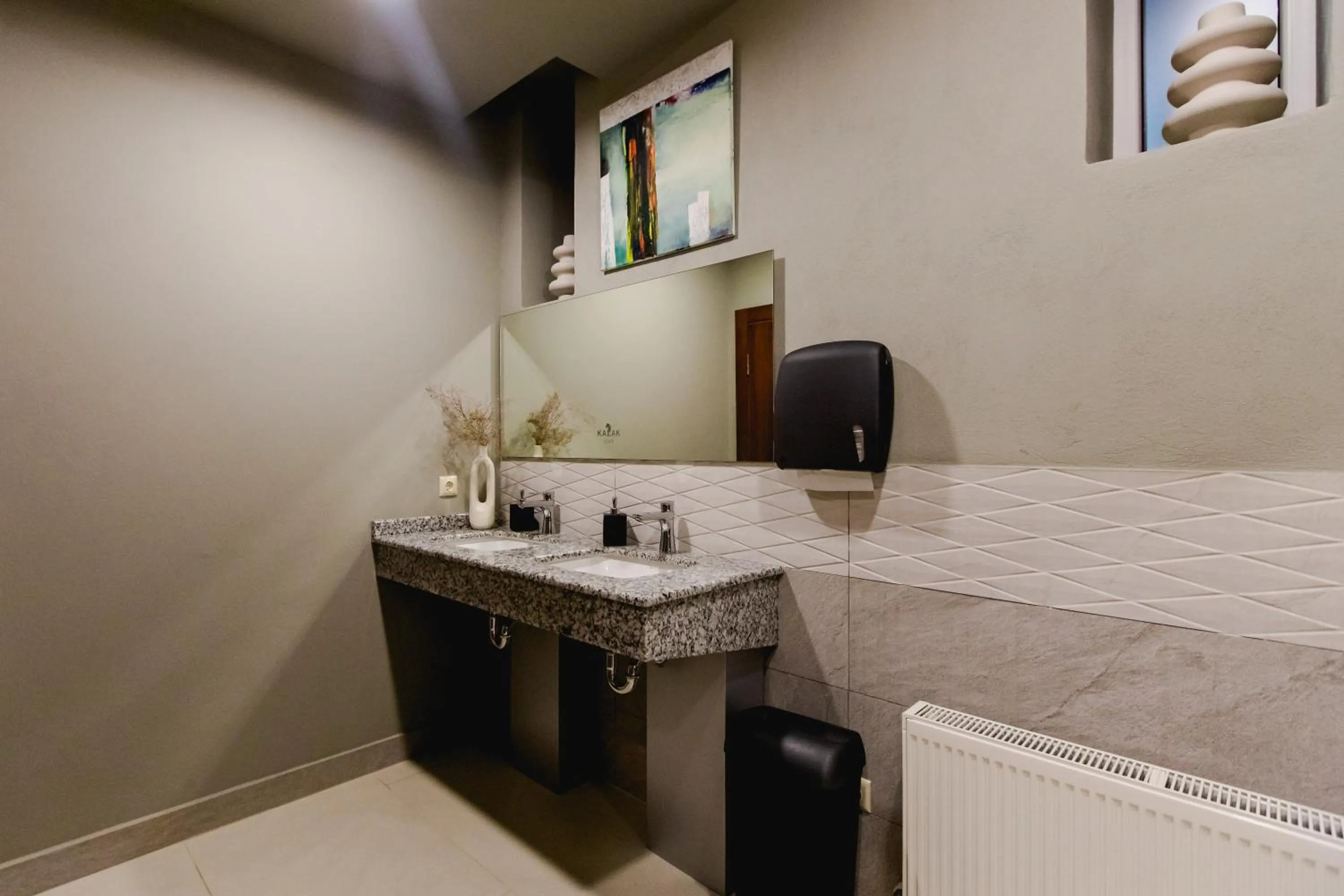 Restaurant/places to eat in Hotel Kazak Club