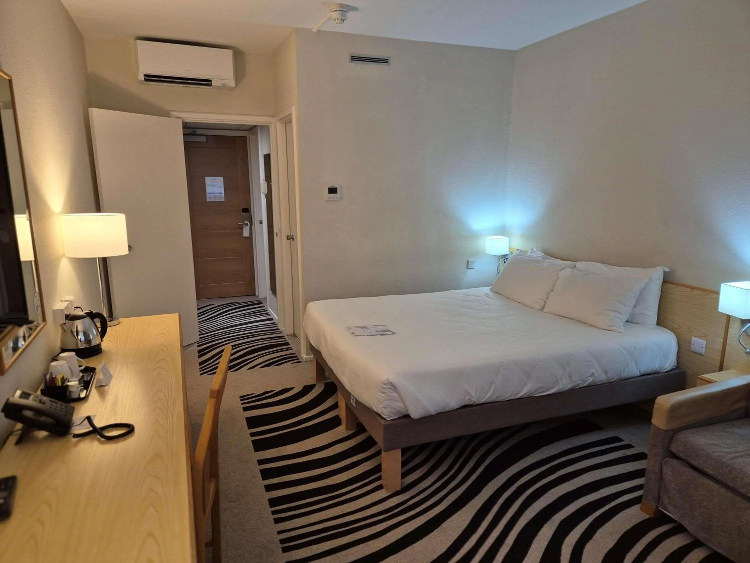 Bedroom, Bed in Novotel Manchester West