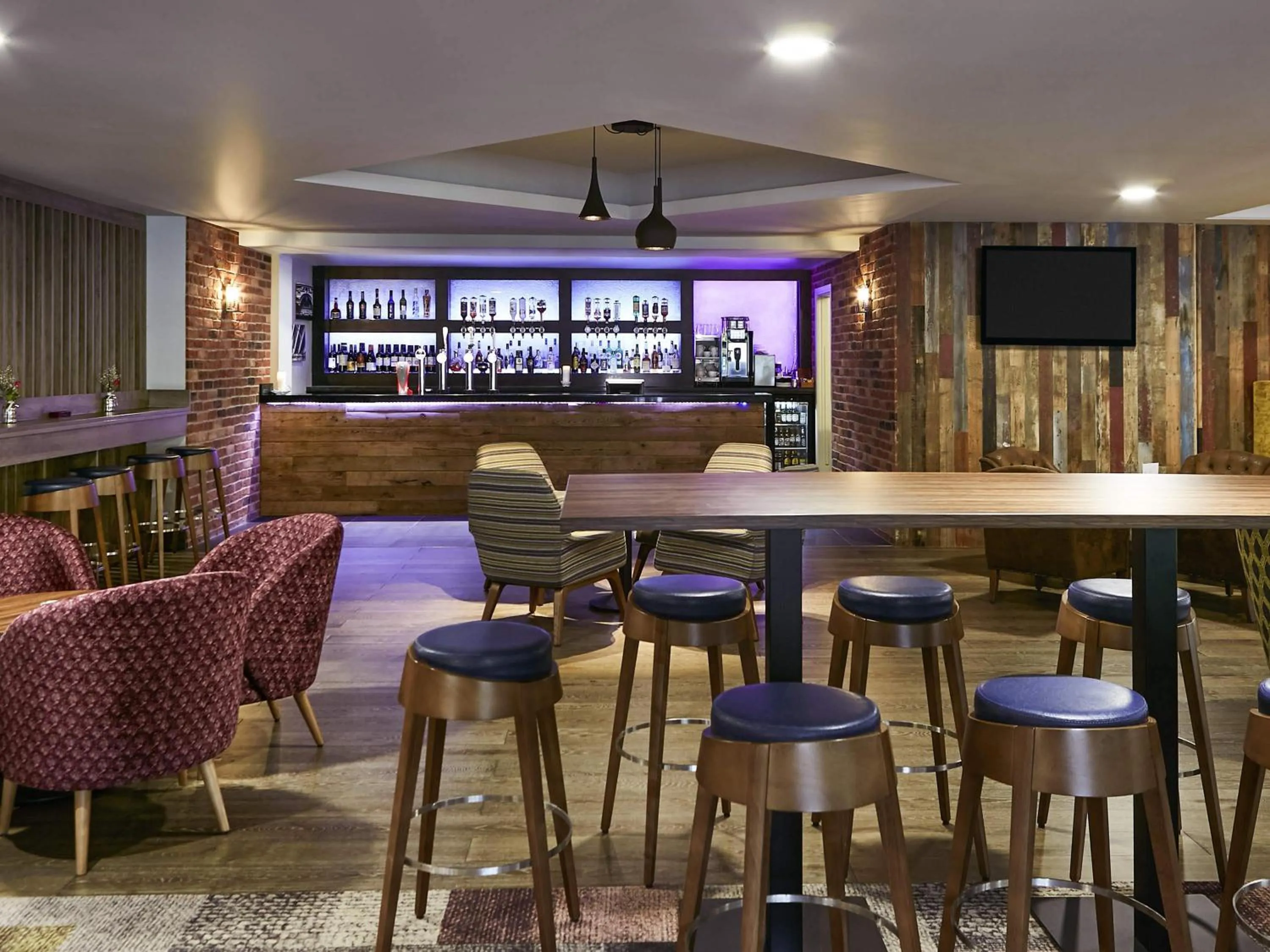 Lounge or bar in Novotel Manchester West