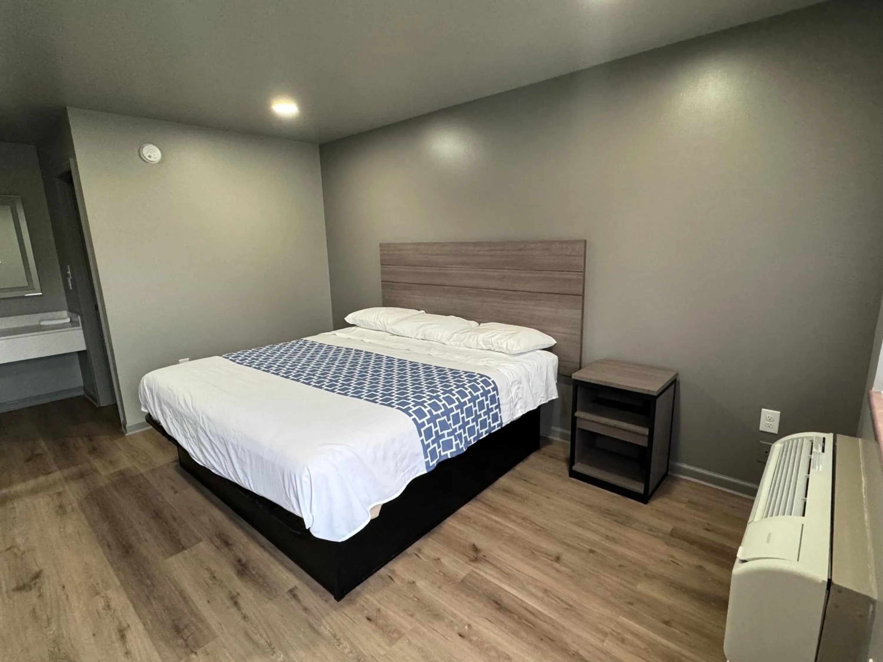 Bedroom, Bed in David Crockett Motel