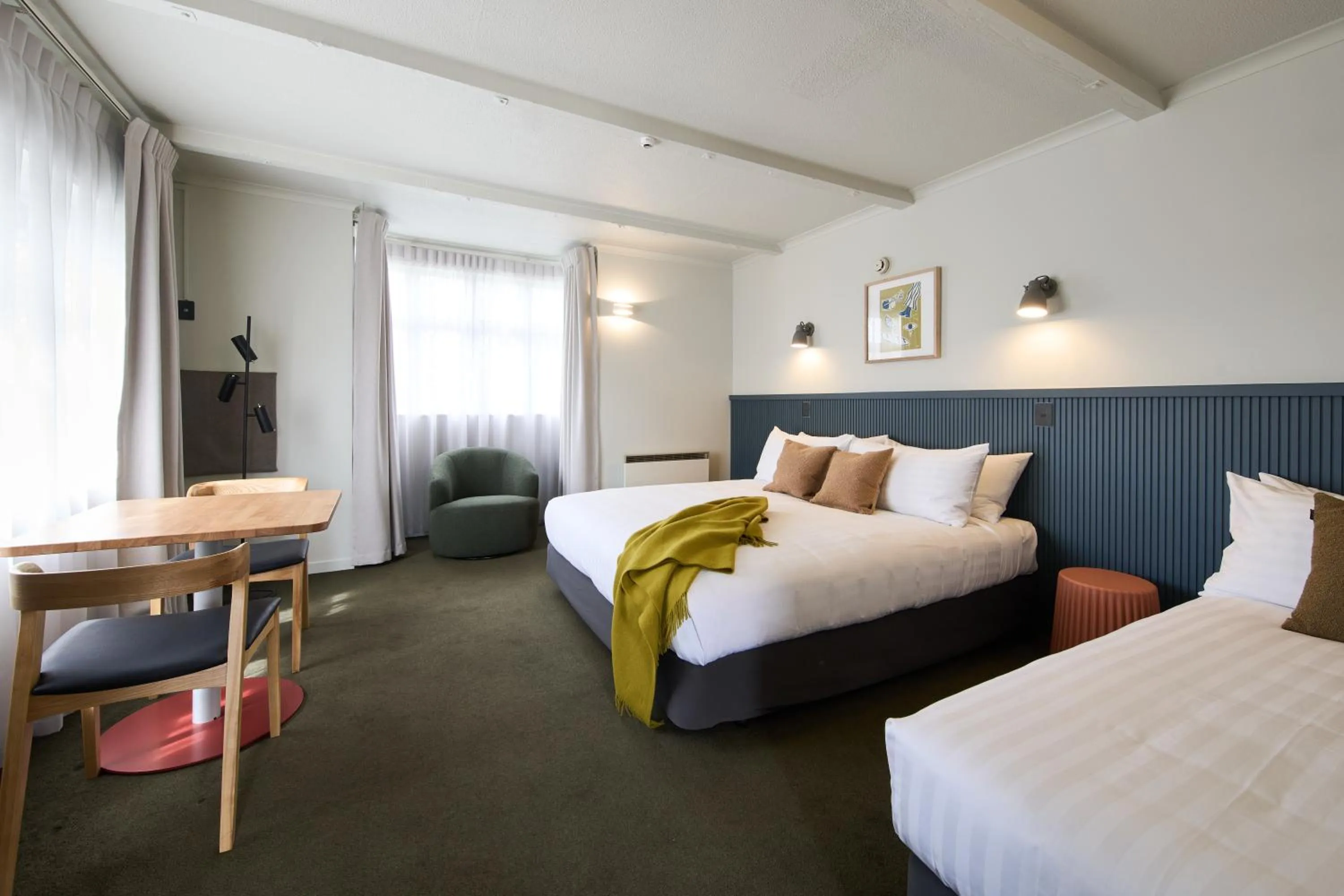 Living room, Bed in The Elmwood Motel