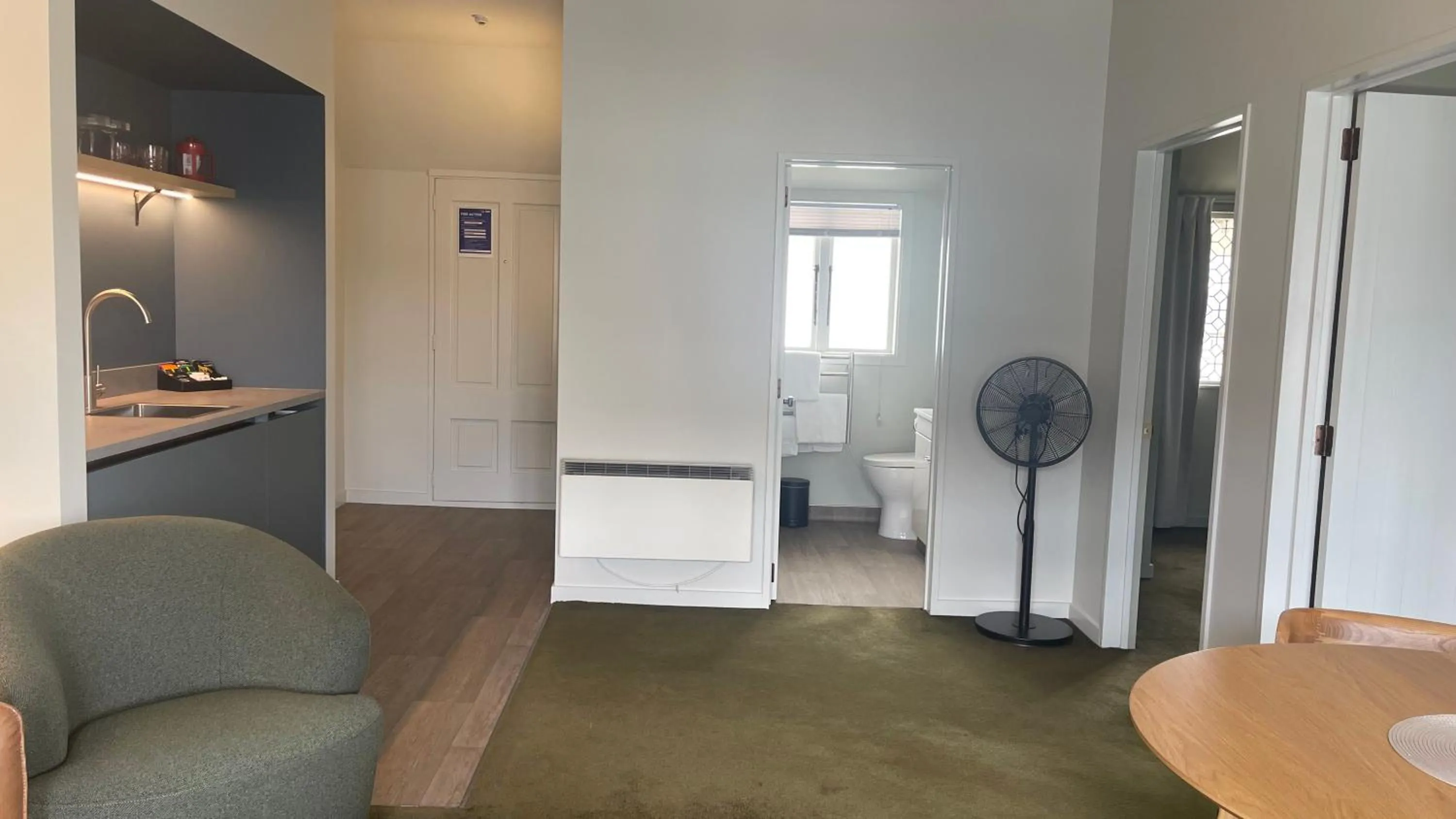 Kitchen or kitchenette in The Elmwood Motel