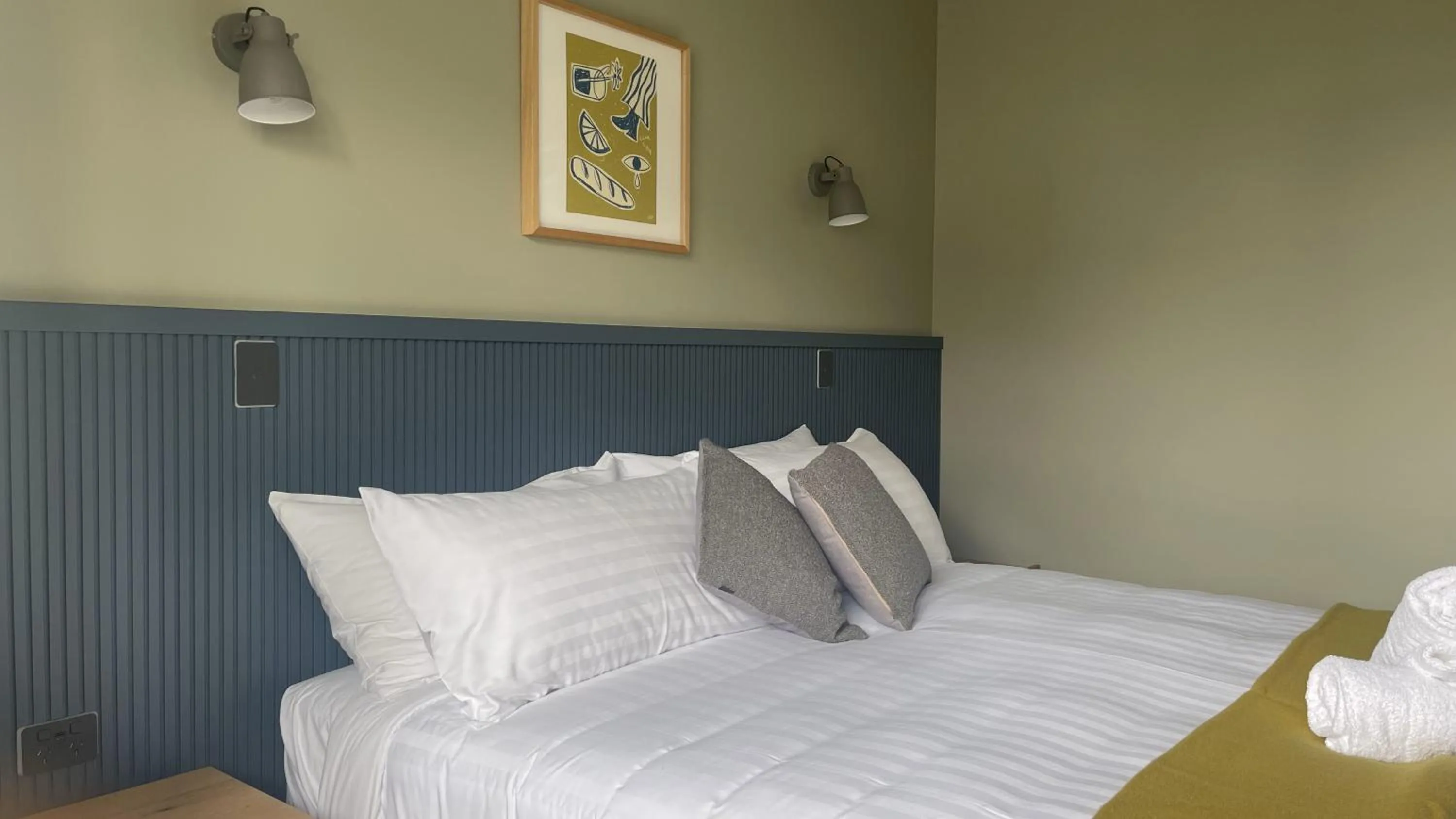 Bed in The Elmwood Motel