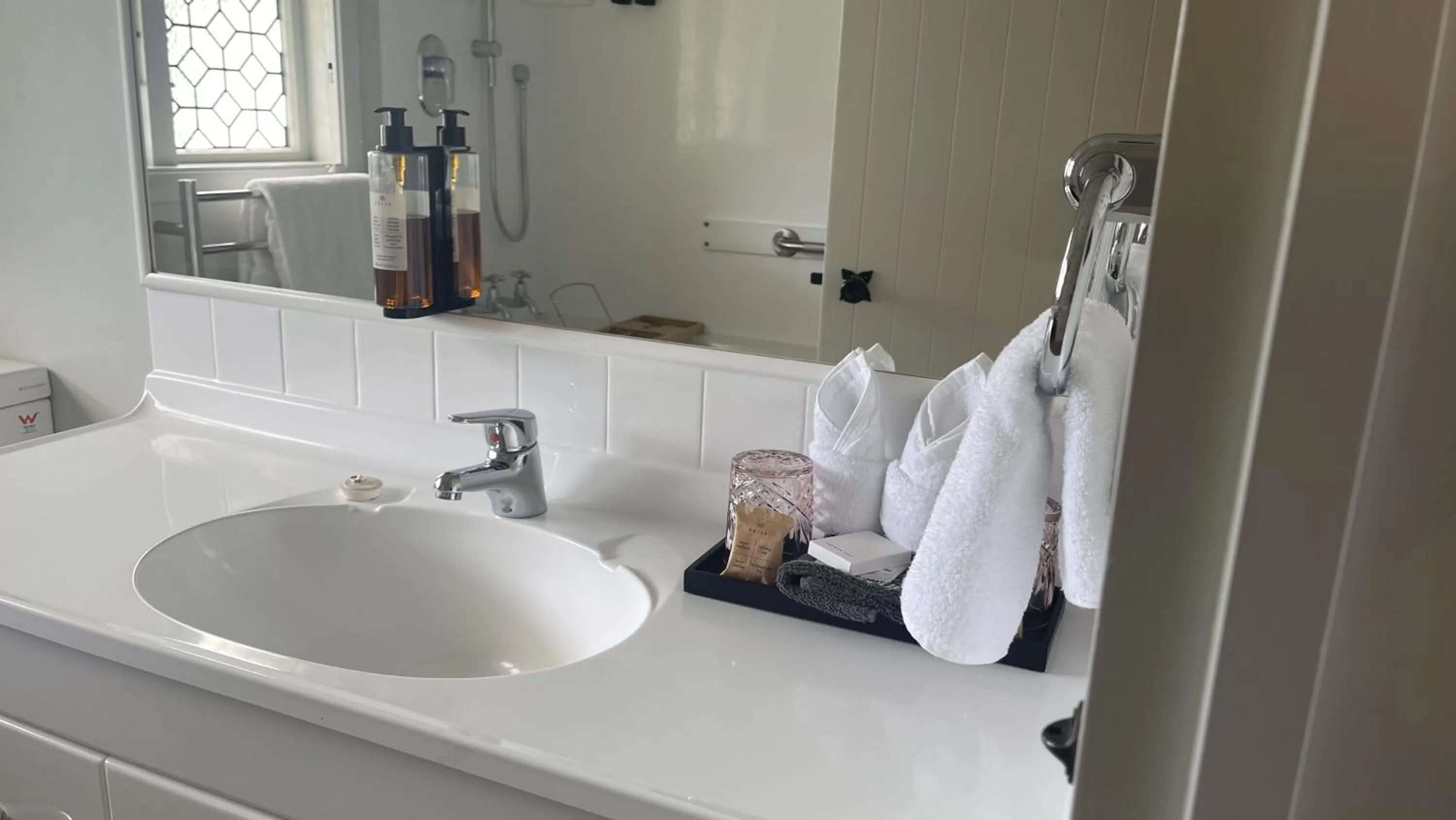 Bathroom in The Elmwood Motel