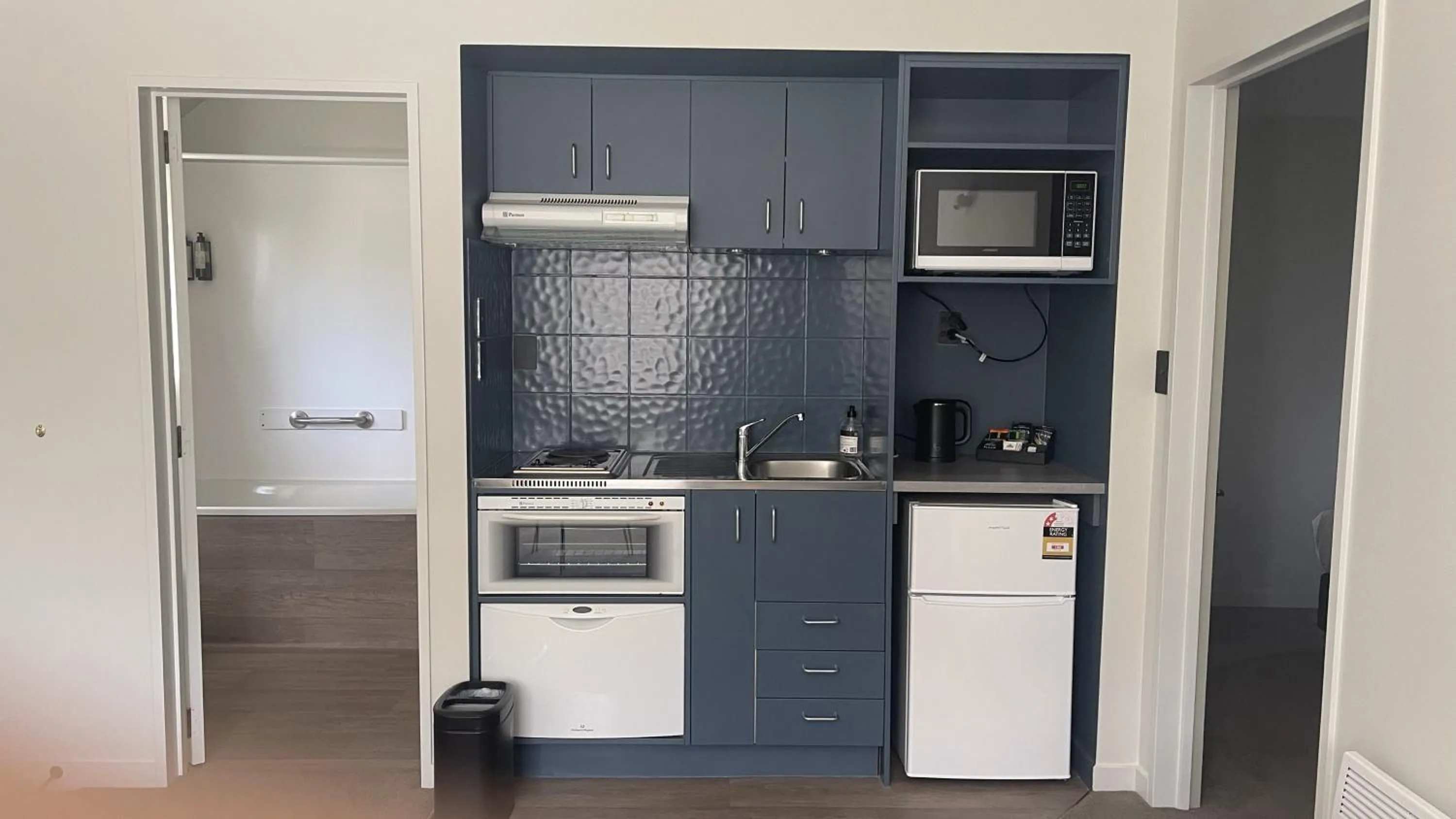 Kitchen or kitchenette in The Elmwood Motel