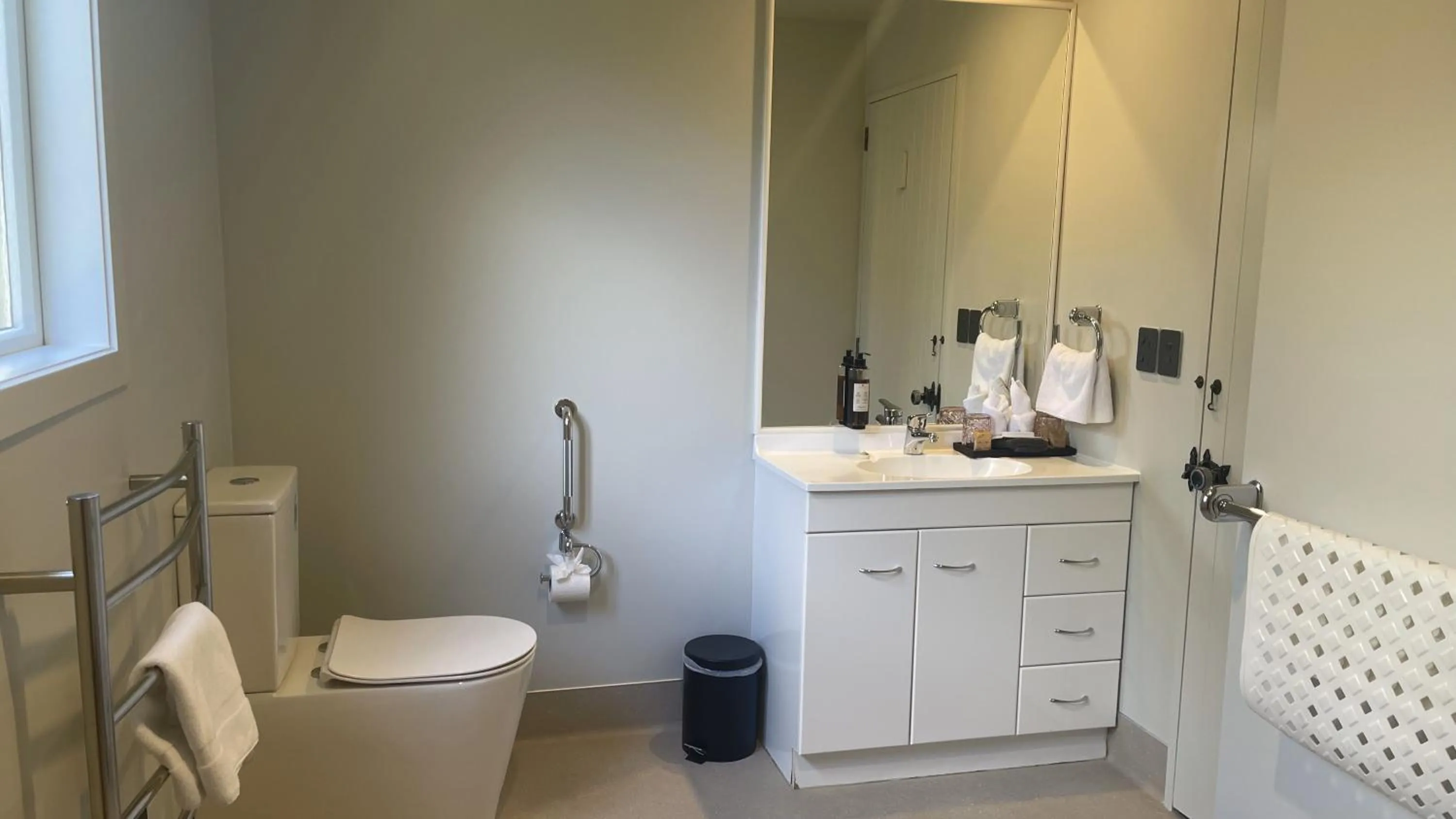 Bathroom in The Elmwood Motel