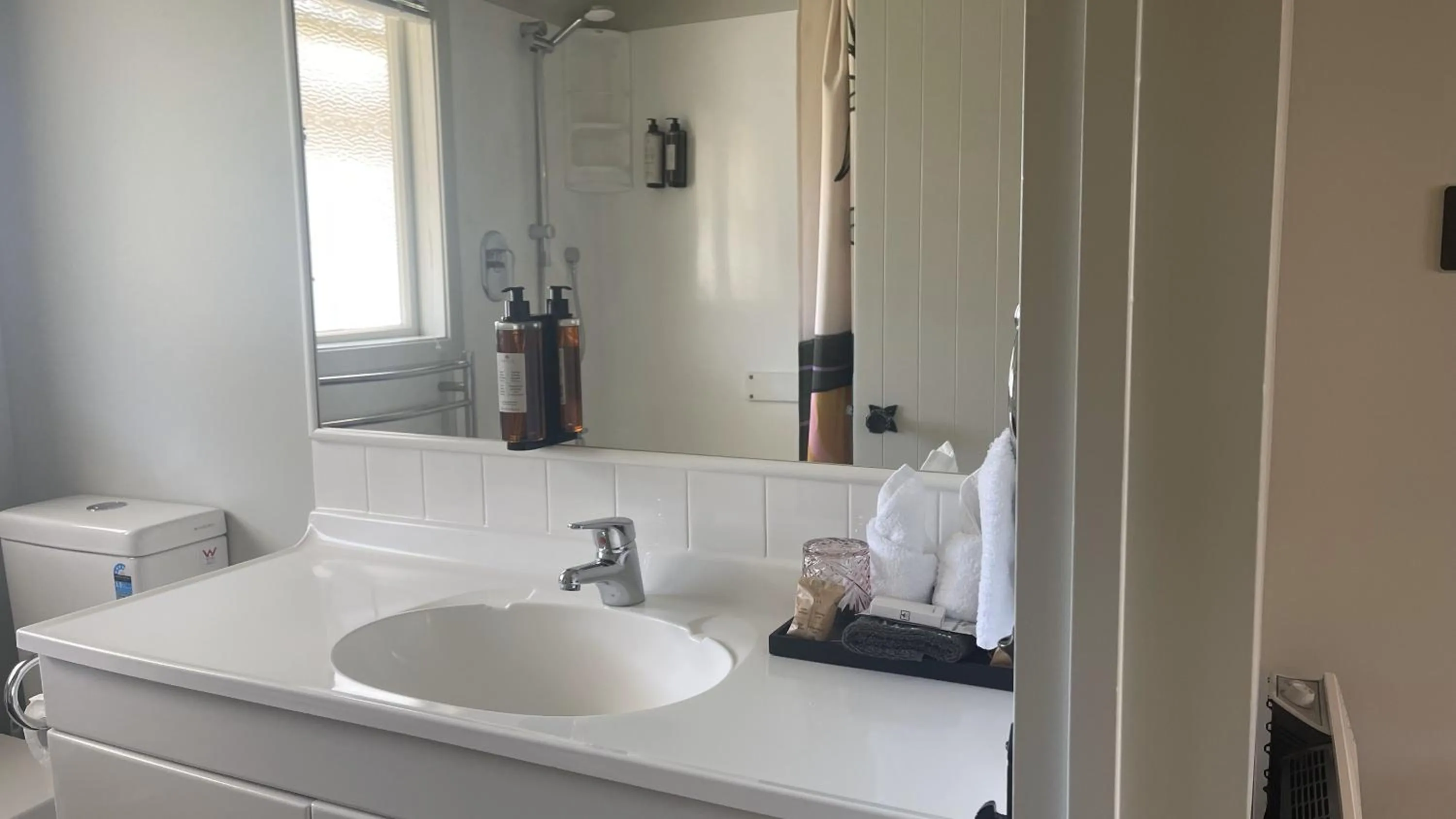 Bathroom in The Elmwood Motel