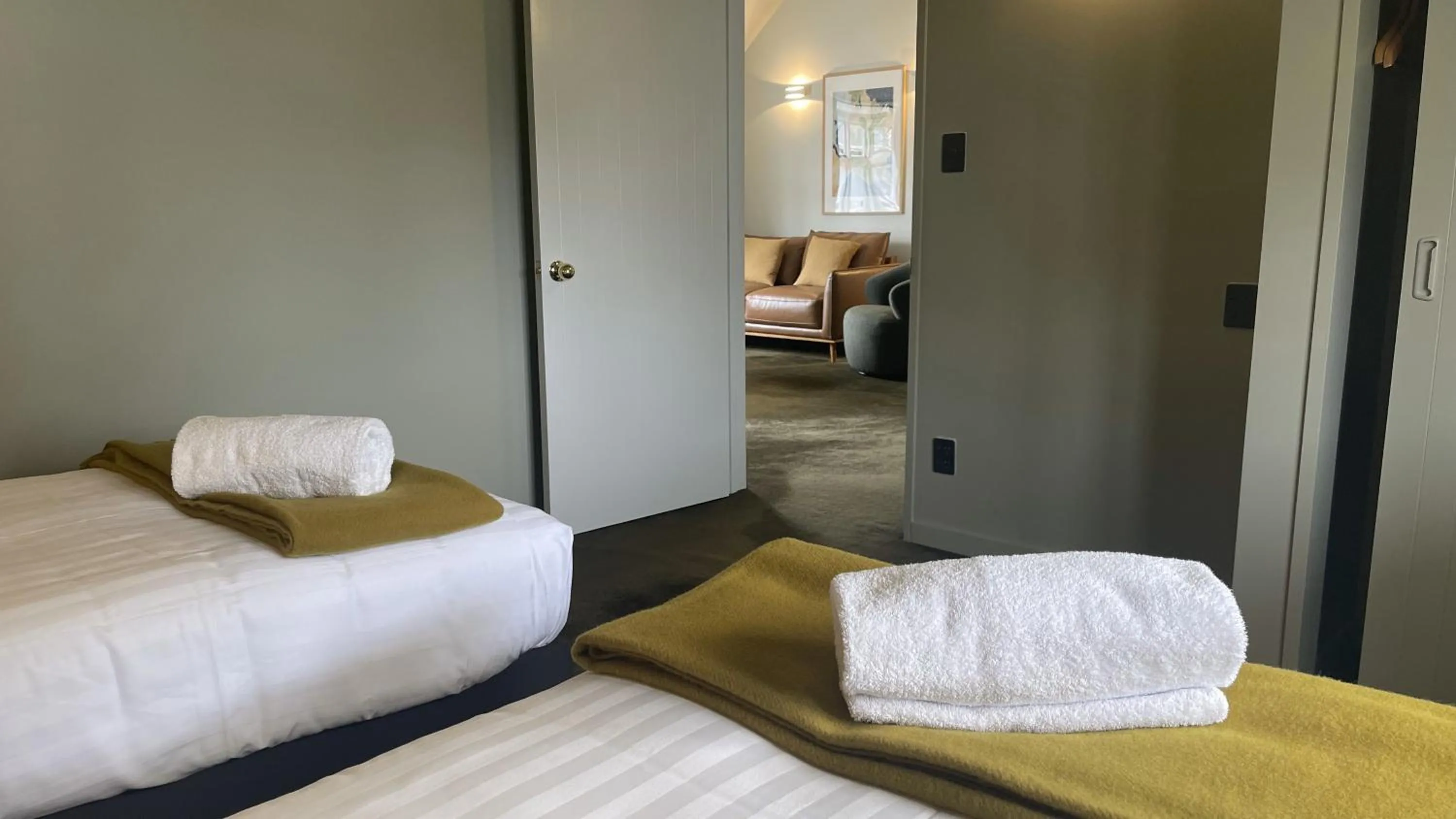 Photo of the whole room, Bed in The Elmwood Motel