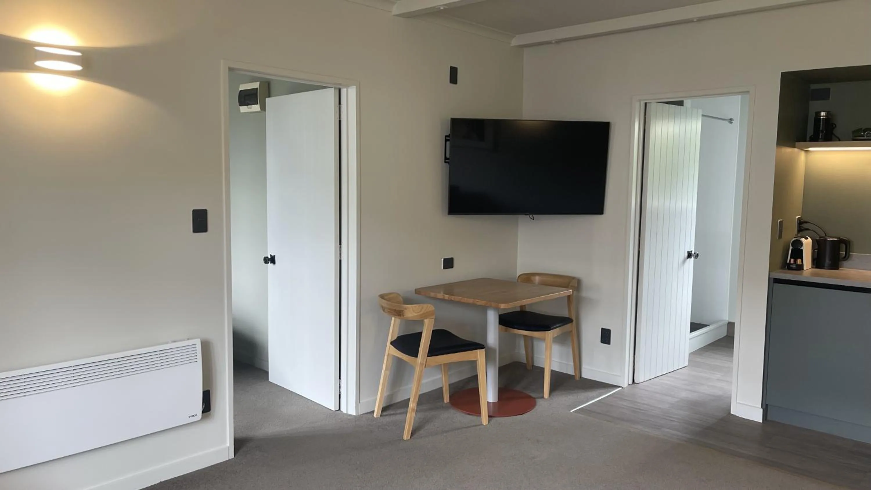 Photo of the whole room in The Elmwood Motel