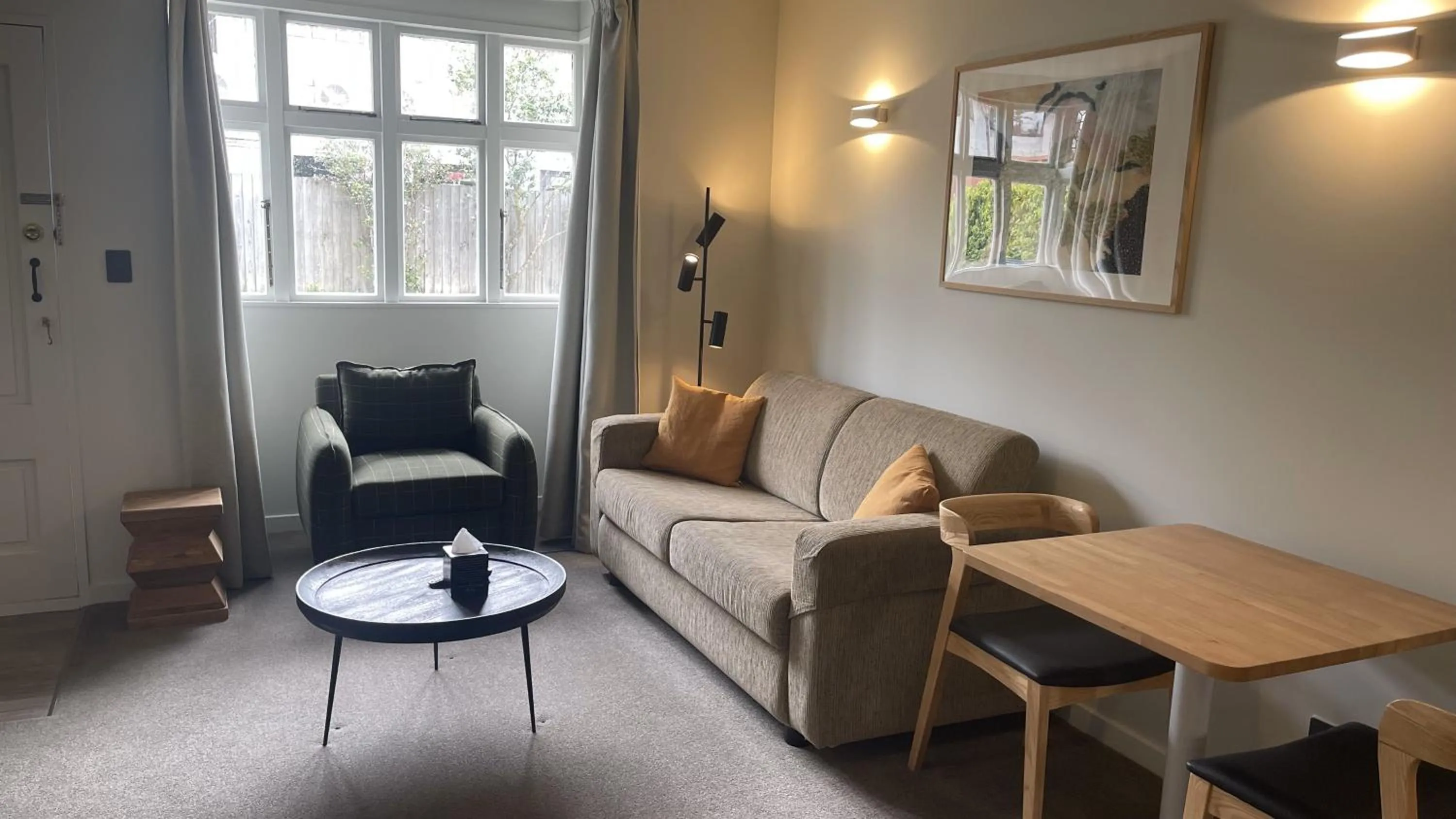 Living room in The Elmwood Motel