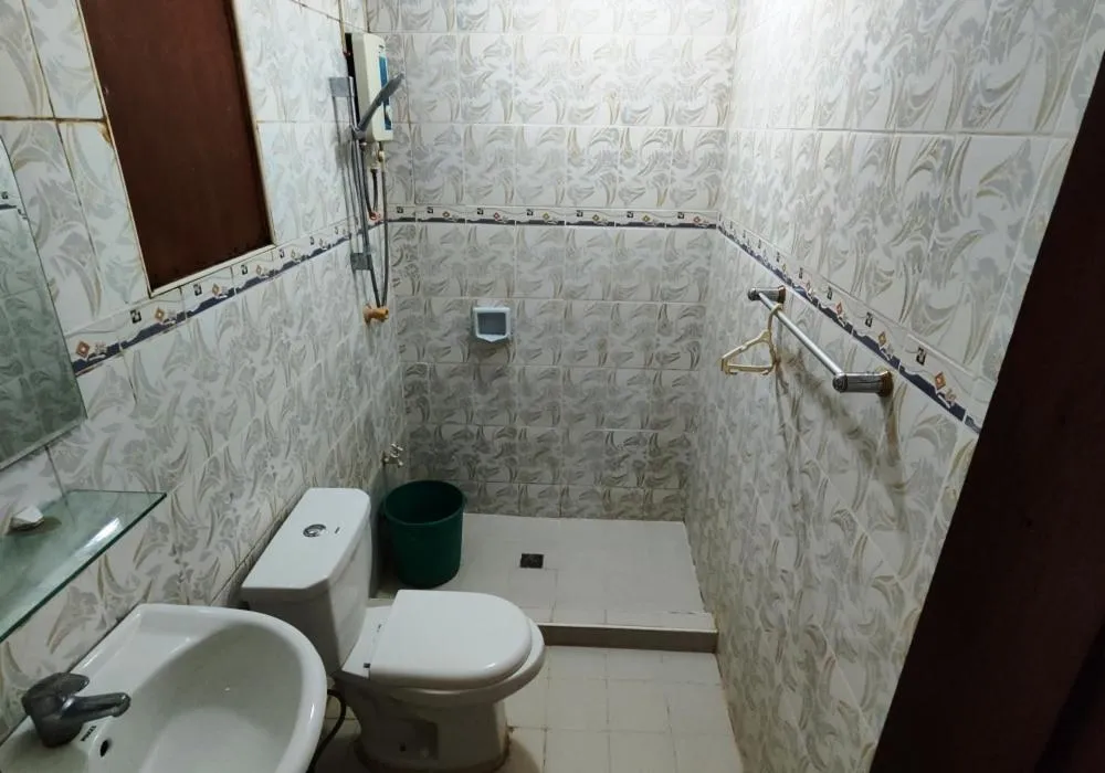 Shower in Bluewaves Resort - Basdaku by Hiverooms