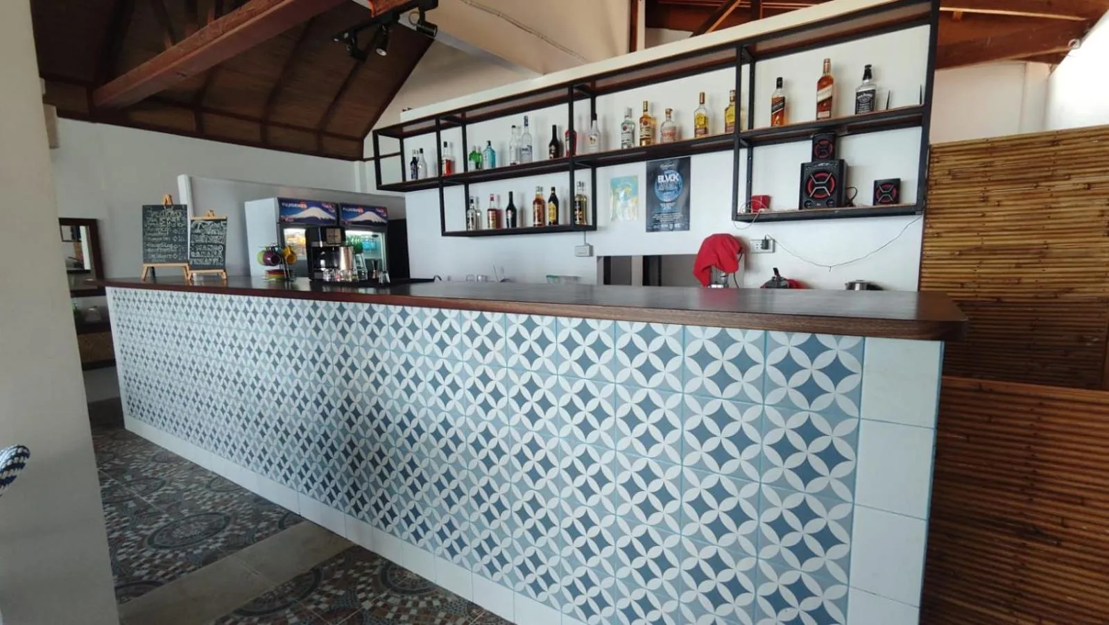 Restaurant/places to eat in Bluewaves Resort - Basdaku by Hiverooms