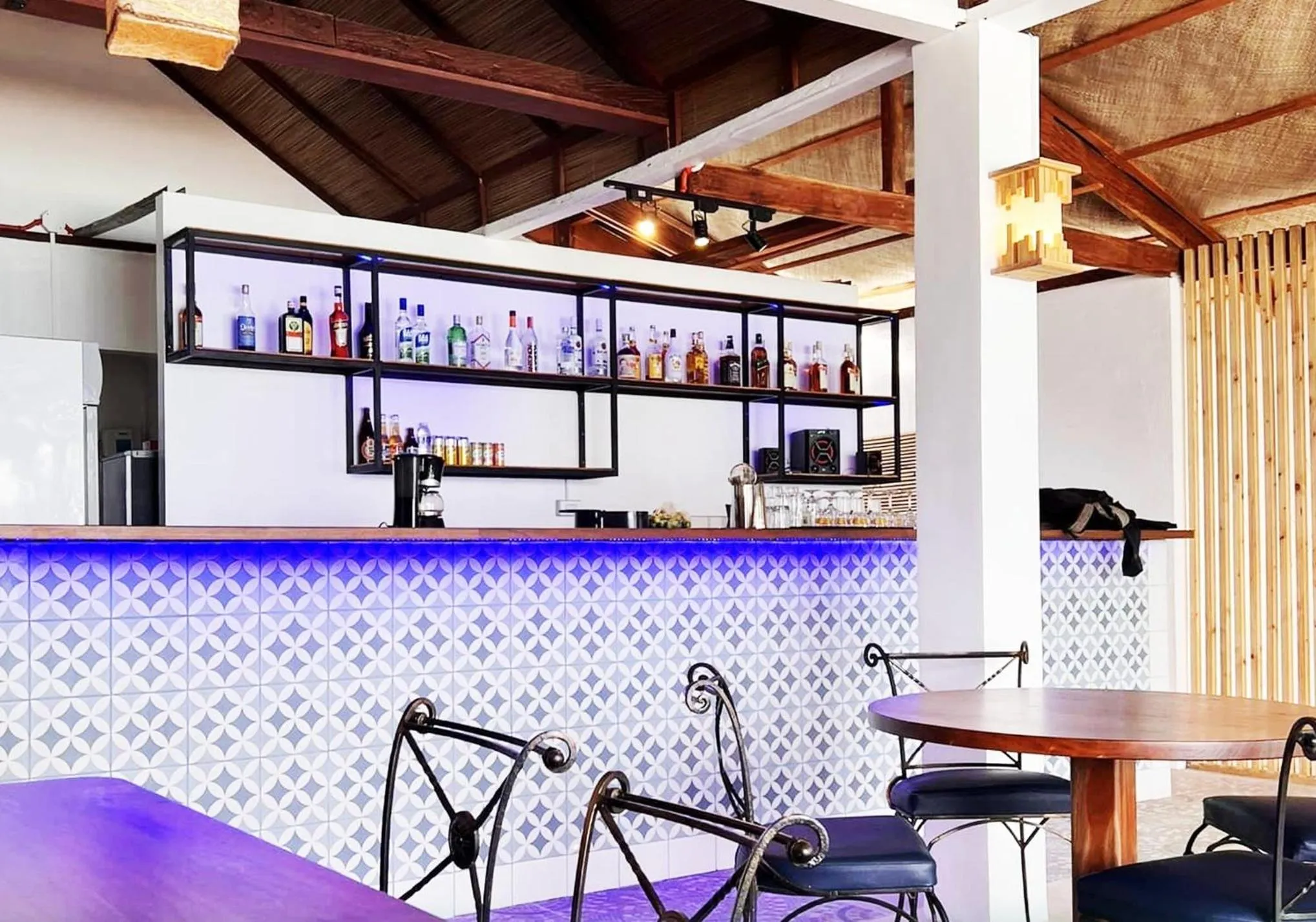 Restaurant/places to eat in Bluewaves Resort - Basdaku by Hiverooms