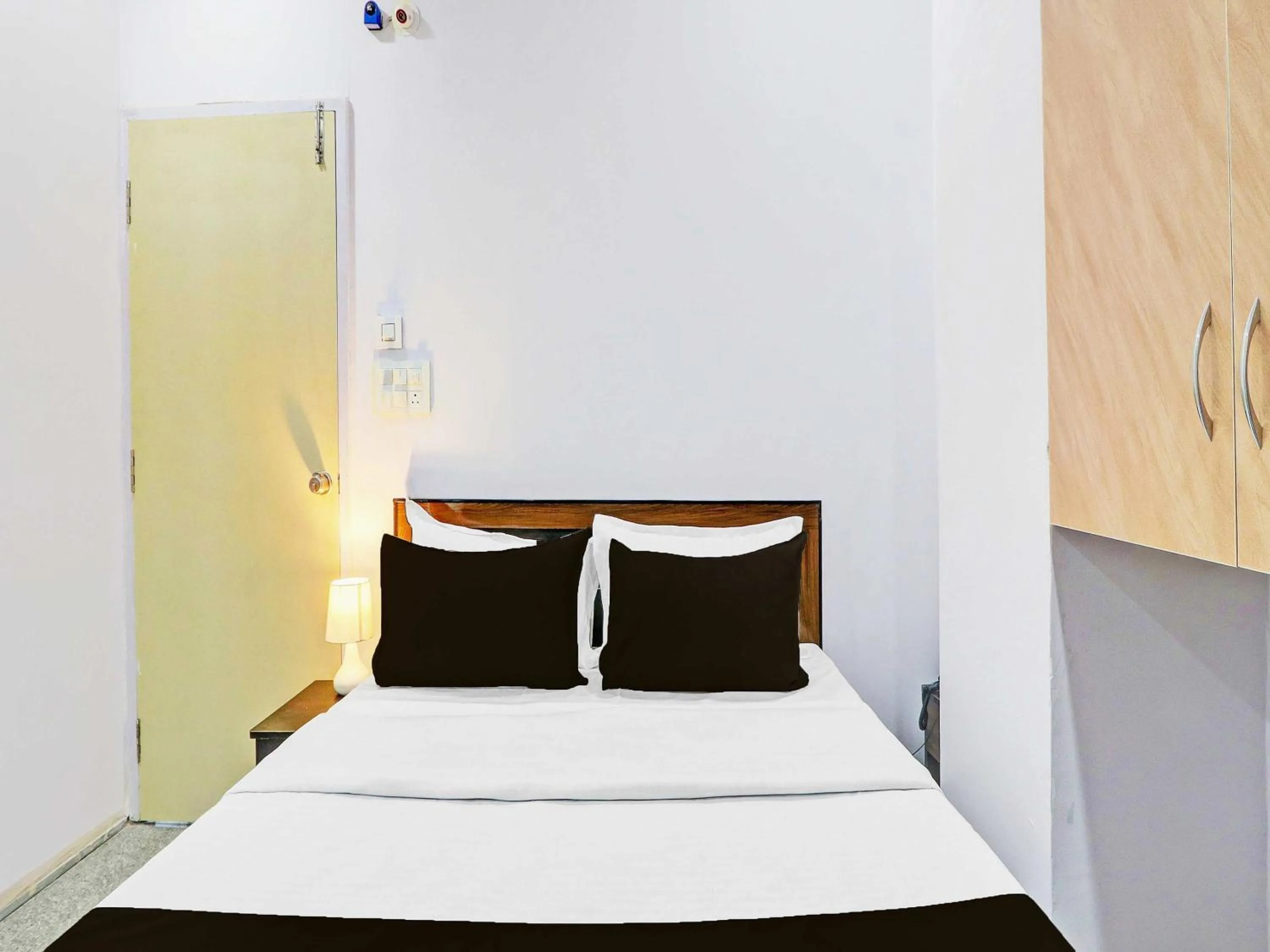 Bedroom, Bed in Super Hotel O Karmanghat Near TKR khaman