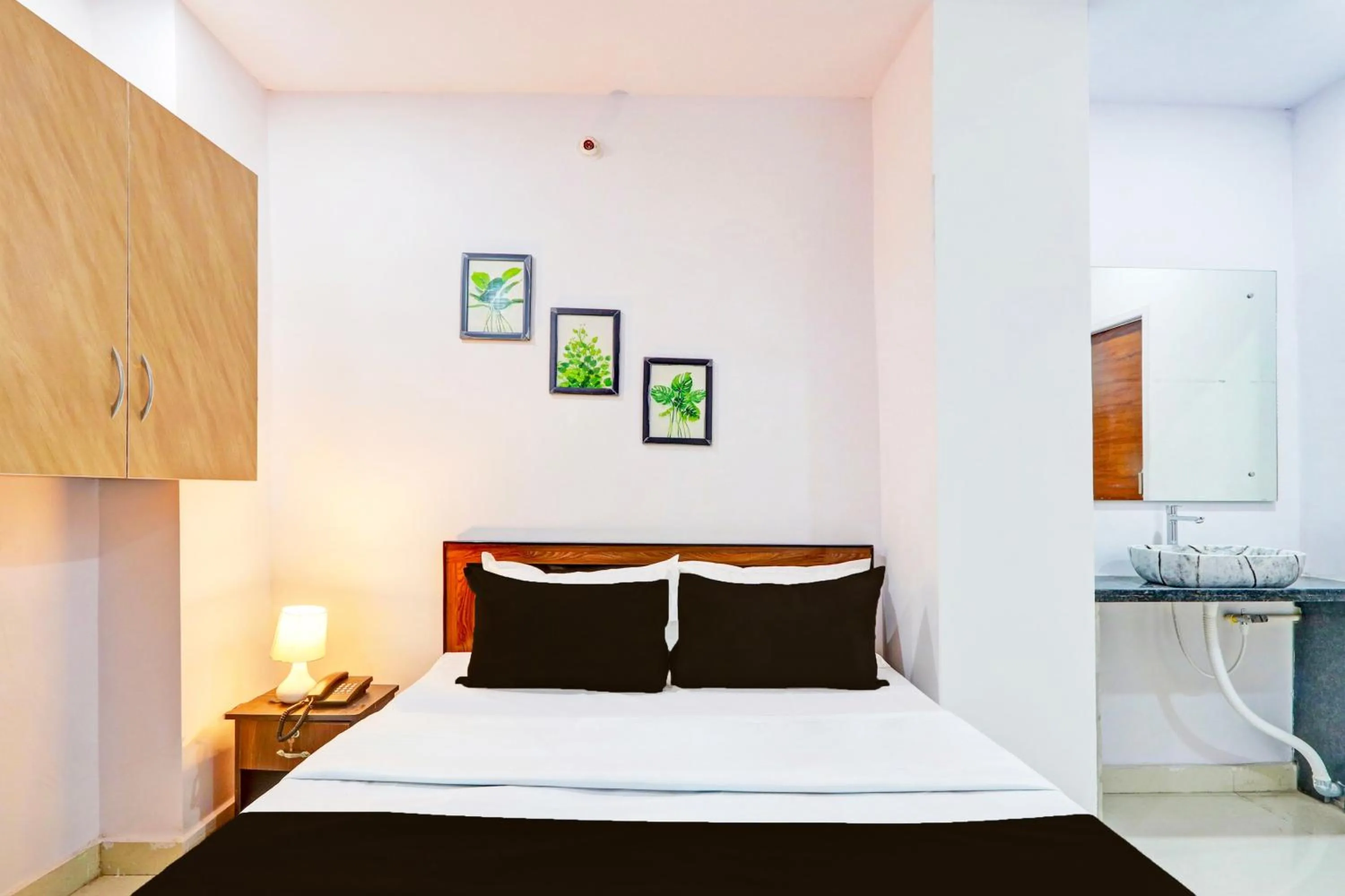 Bedroom, Bed in Super Hotel O Karmanghat Near TKR khaman