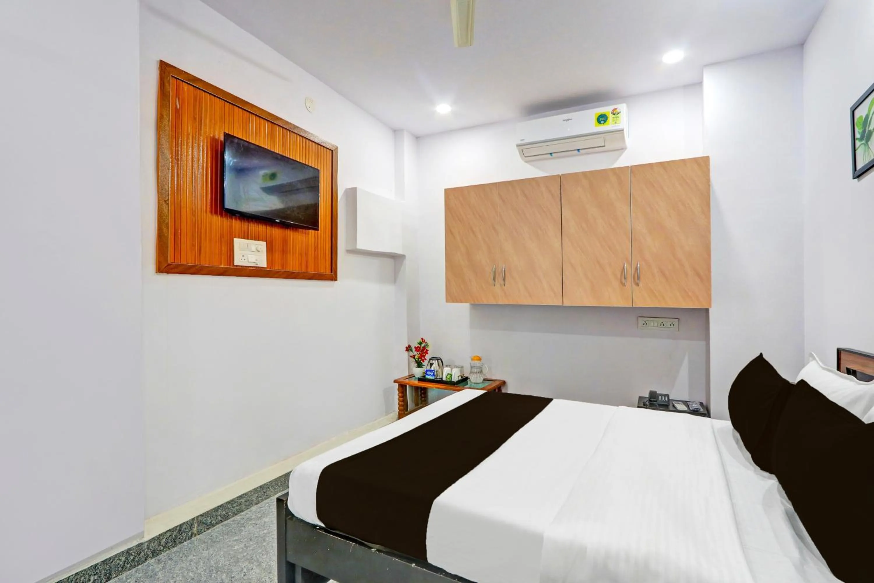 Bedroom, Bed in Super Hotel O Karmanghat Near TKR khaman