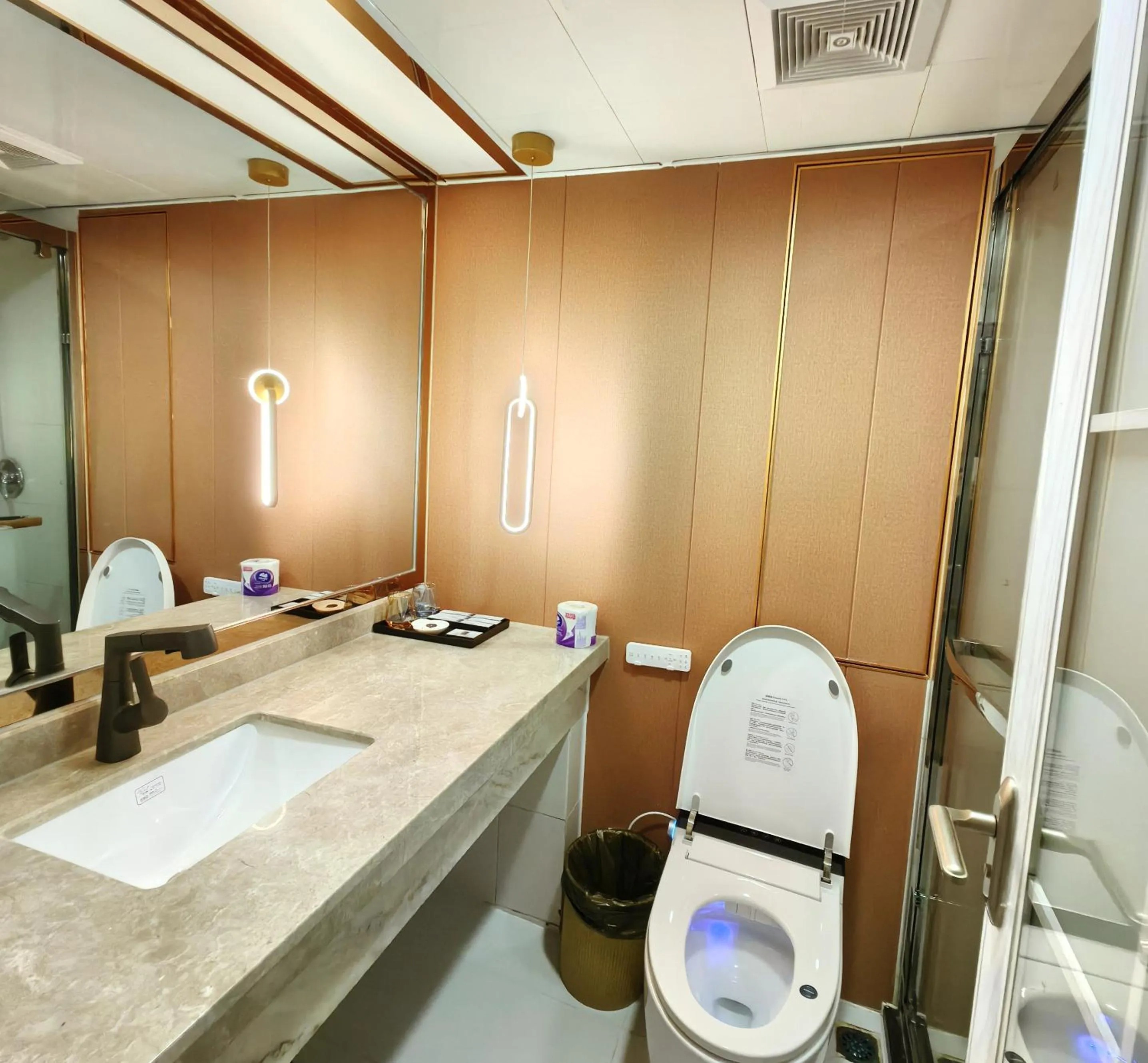 Shower in Mihua International Apartment