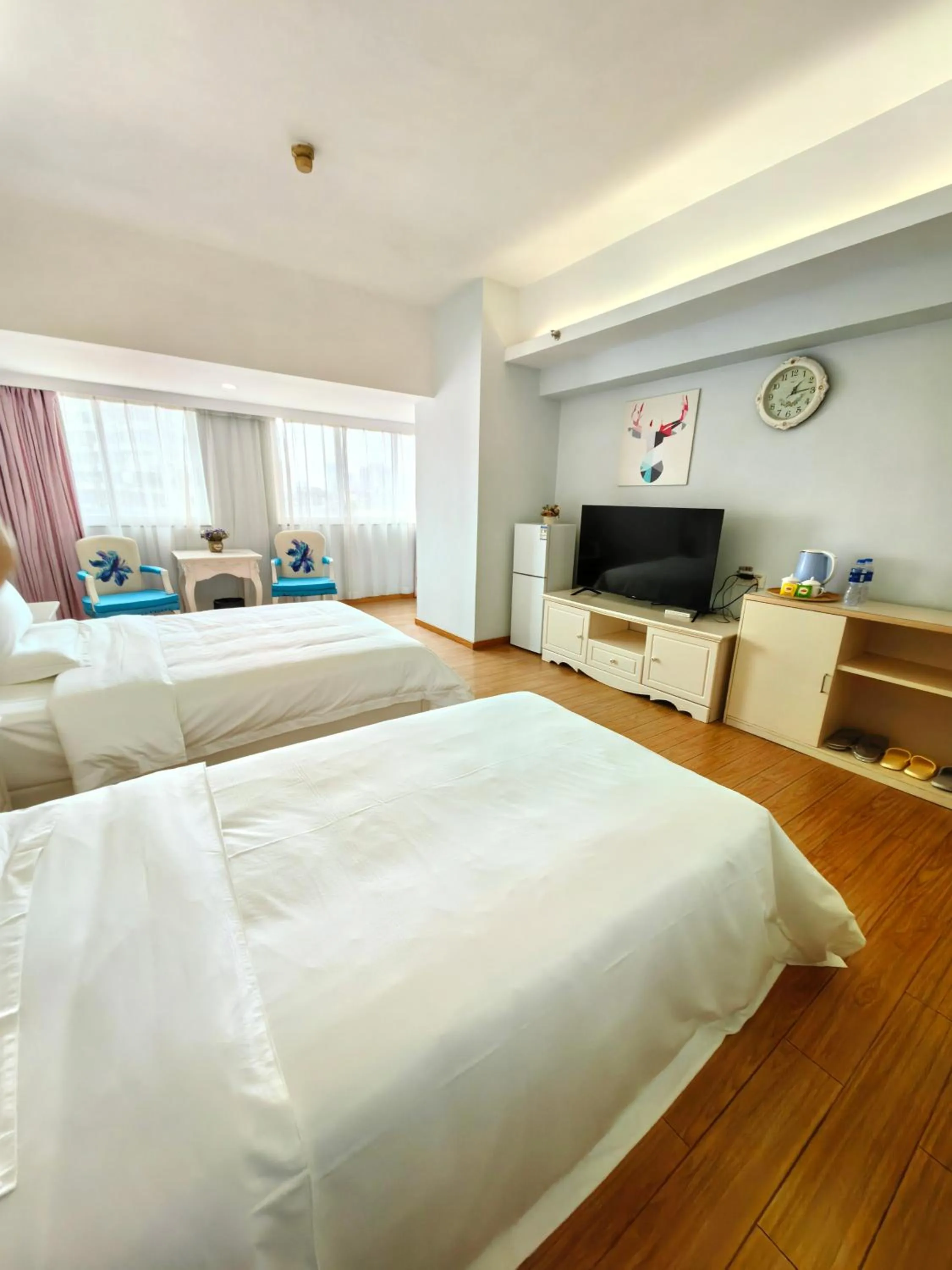 TV and multimedia, Bed in Mihua International Apartment