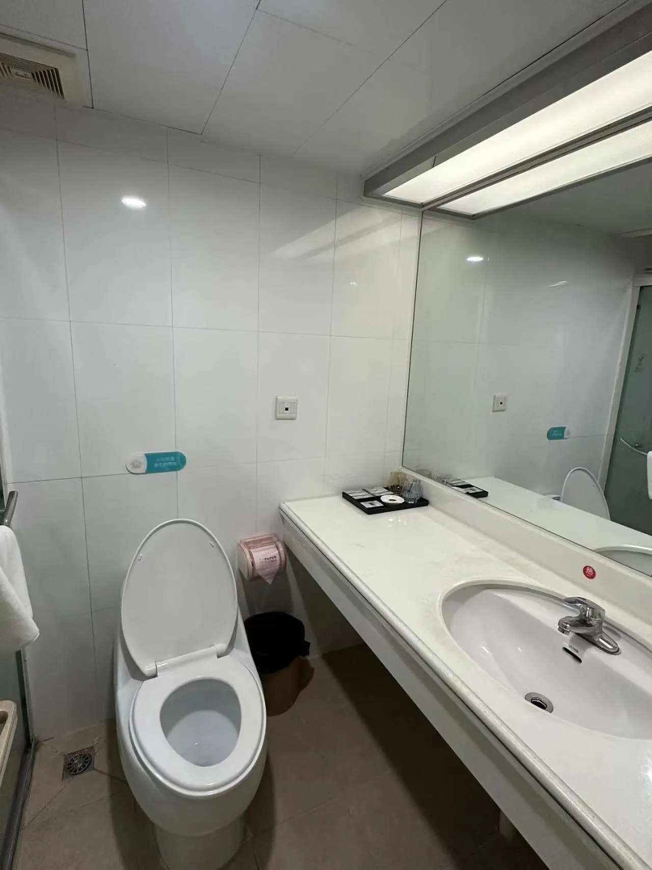 Shower in Mihua International Apartment