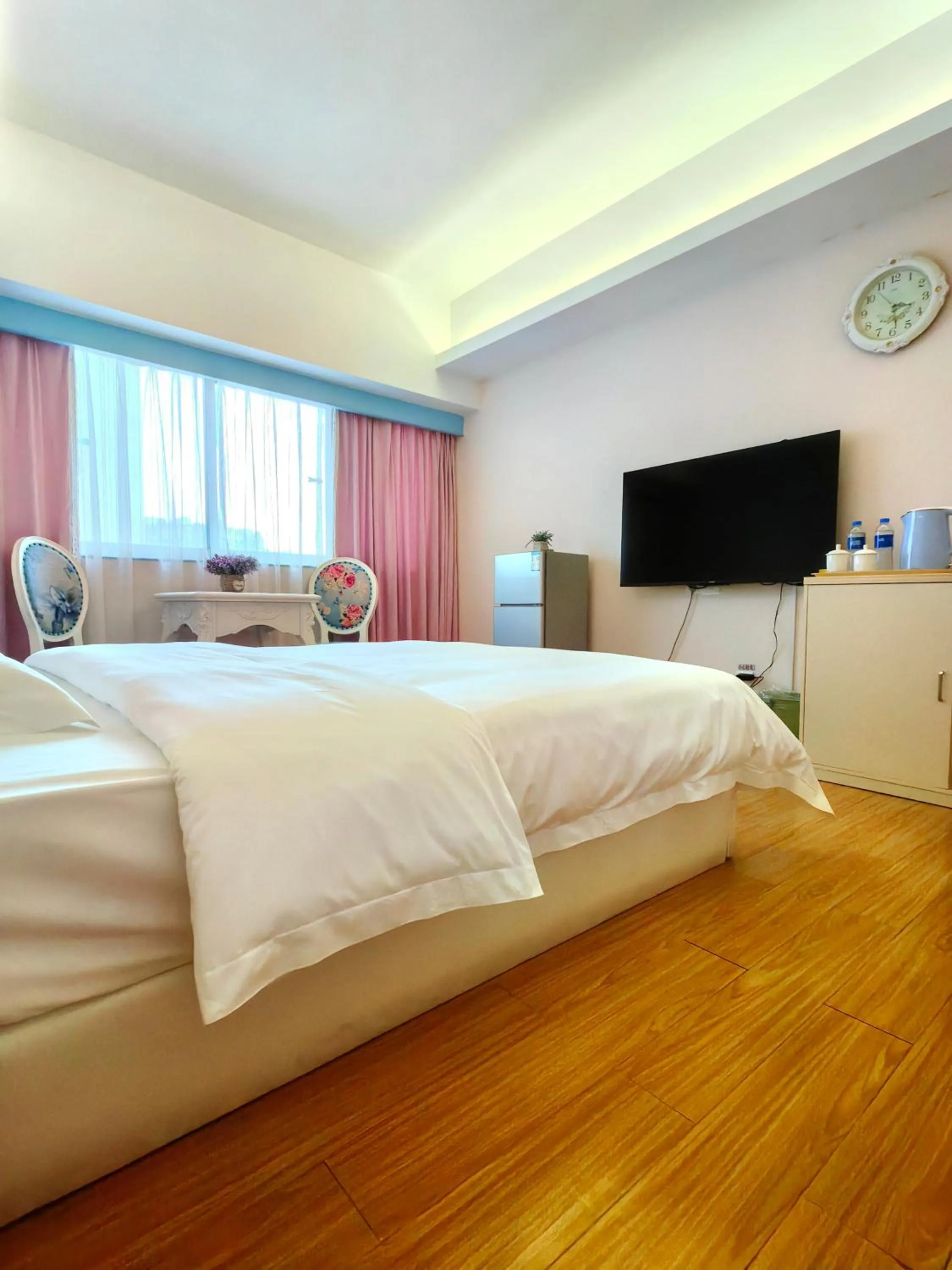 TV and multimedia, Bed in Mihua International Apartment