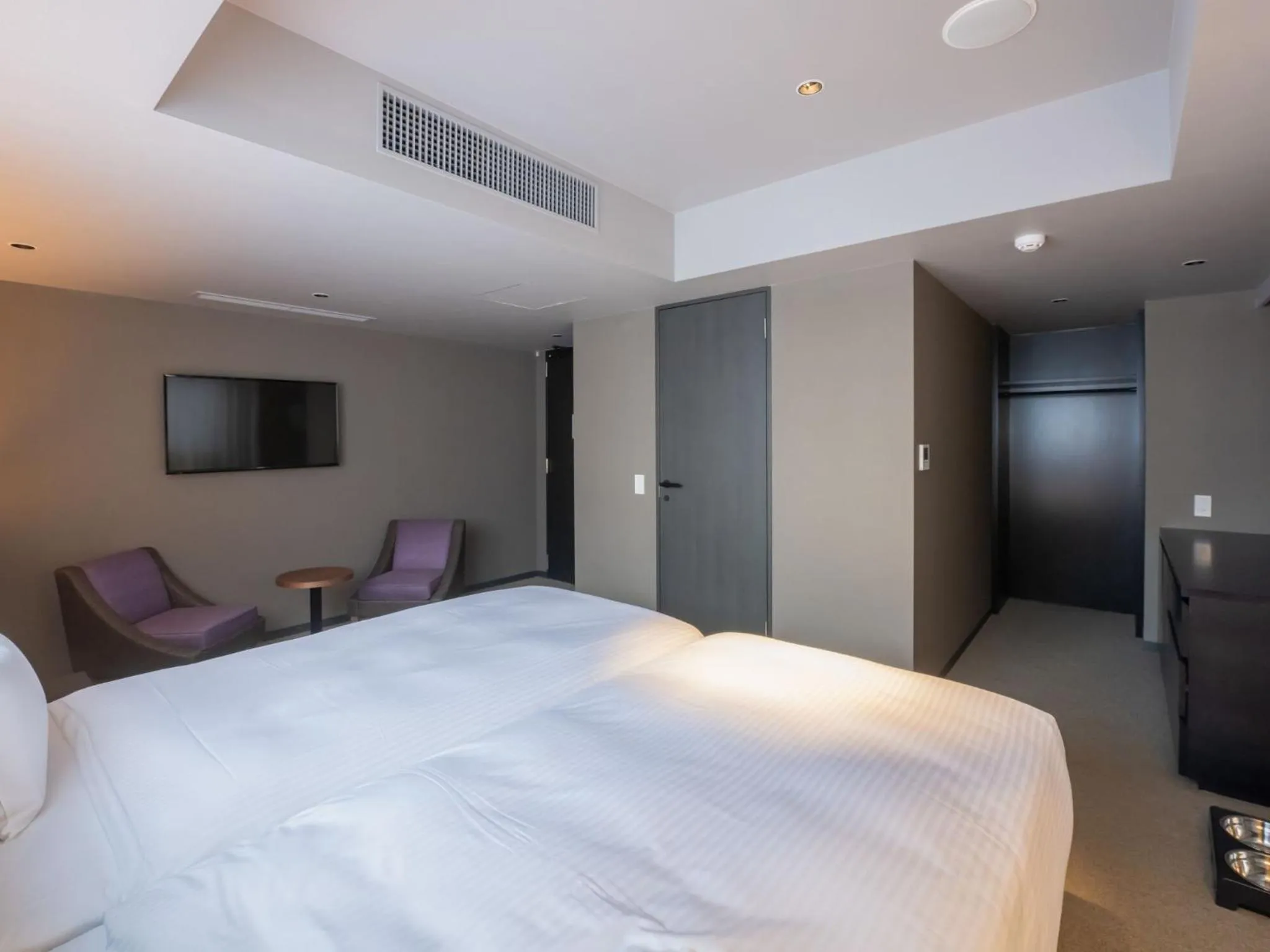 Bed in hotel anddoggy Kyoto Nijo