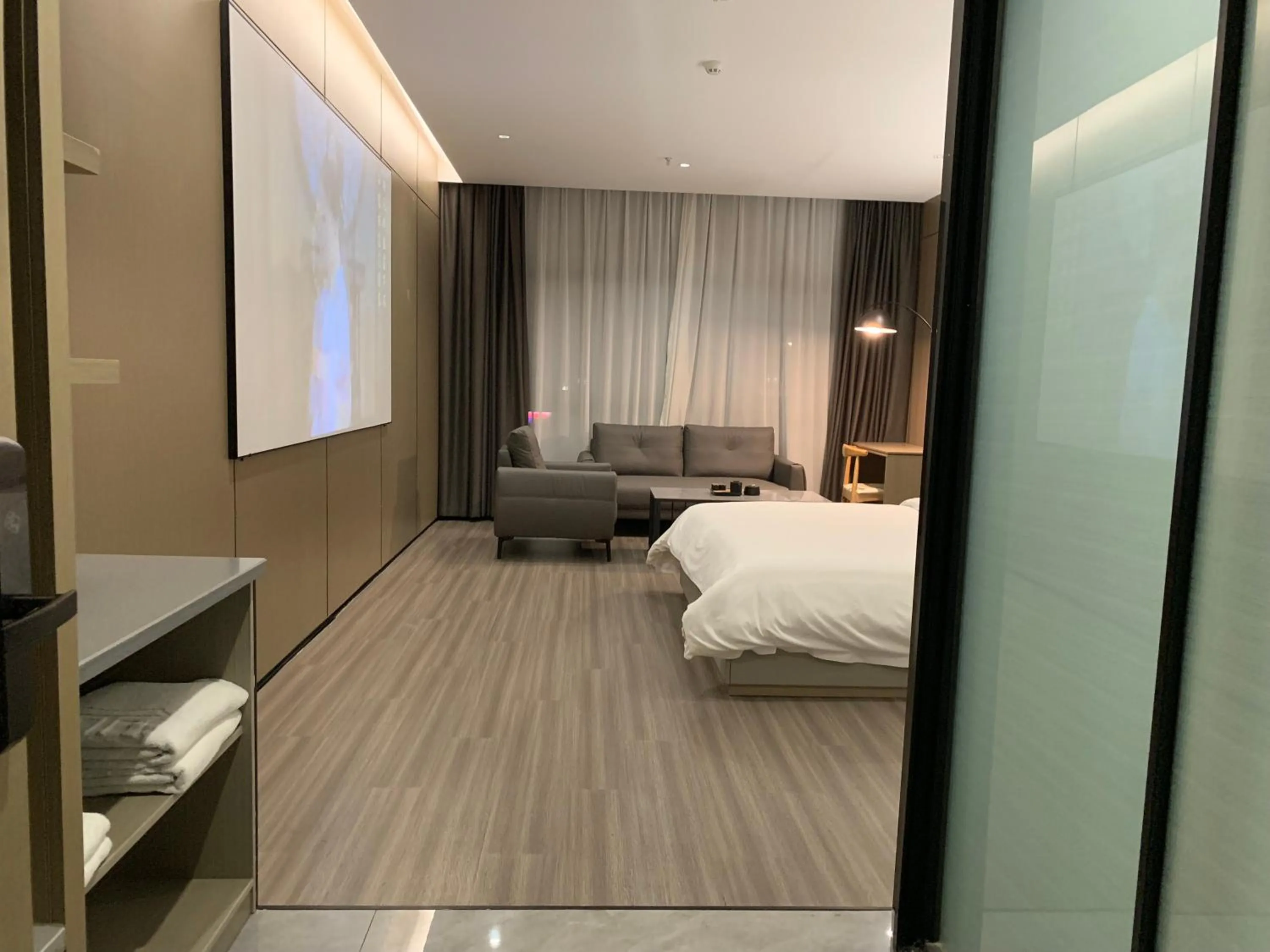 Photo of the whole room, Bed in New Century Mansion Hotel Cixi Guanhaiwei