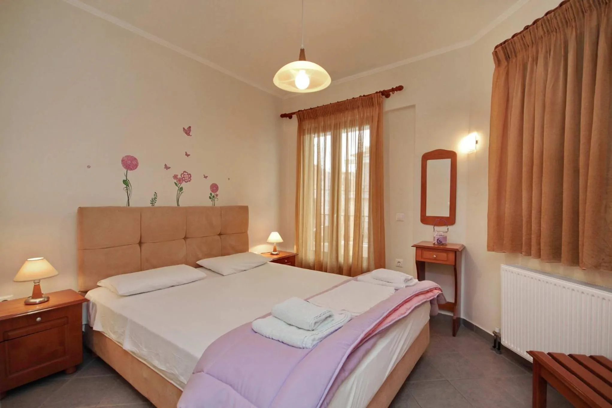 Photo of the whole room, Bed in Efi's studios