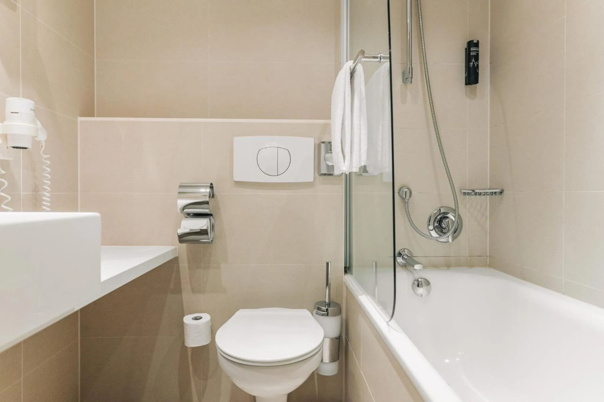 Toilet in Homaris Corner Hotel