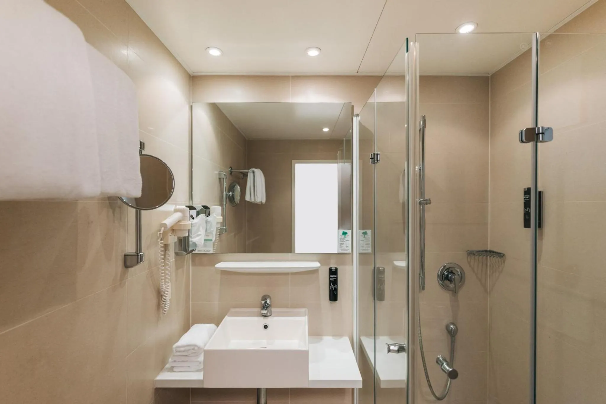 Shower in Homaris Corner Hotel