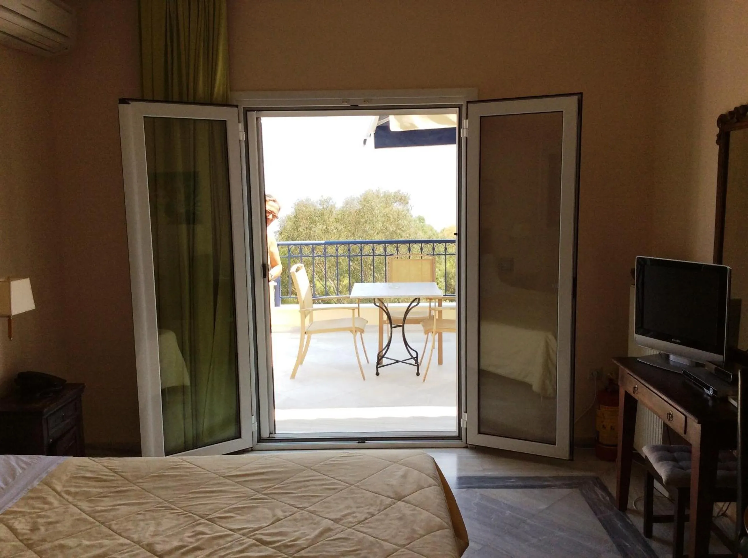 Balcony/Terrace, Bed in Angelica Villas Hotel Apartments