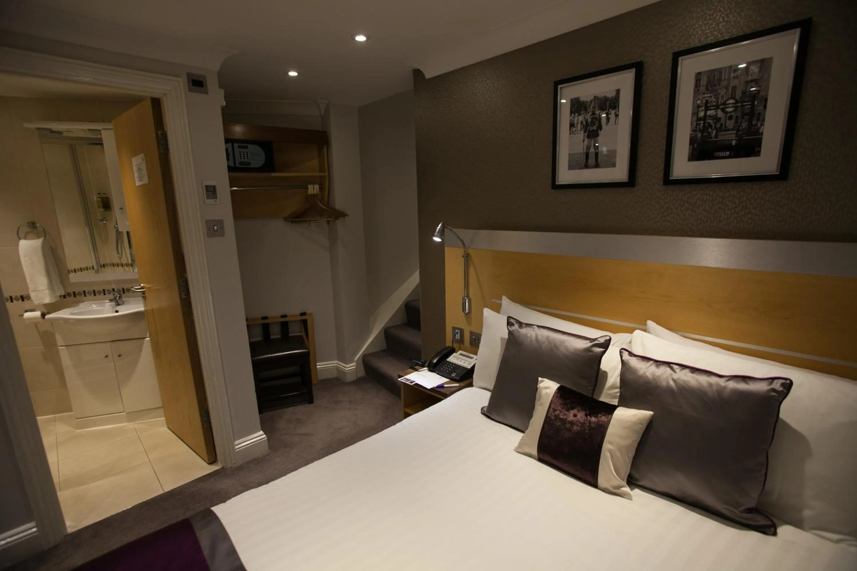 Bed in Best Western Victoria Palace