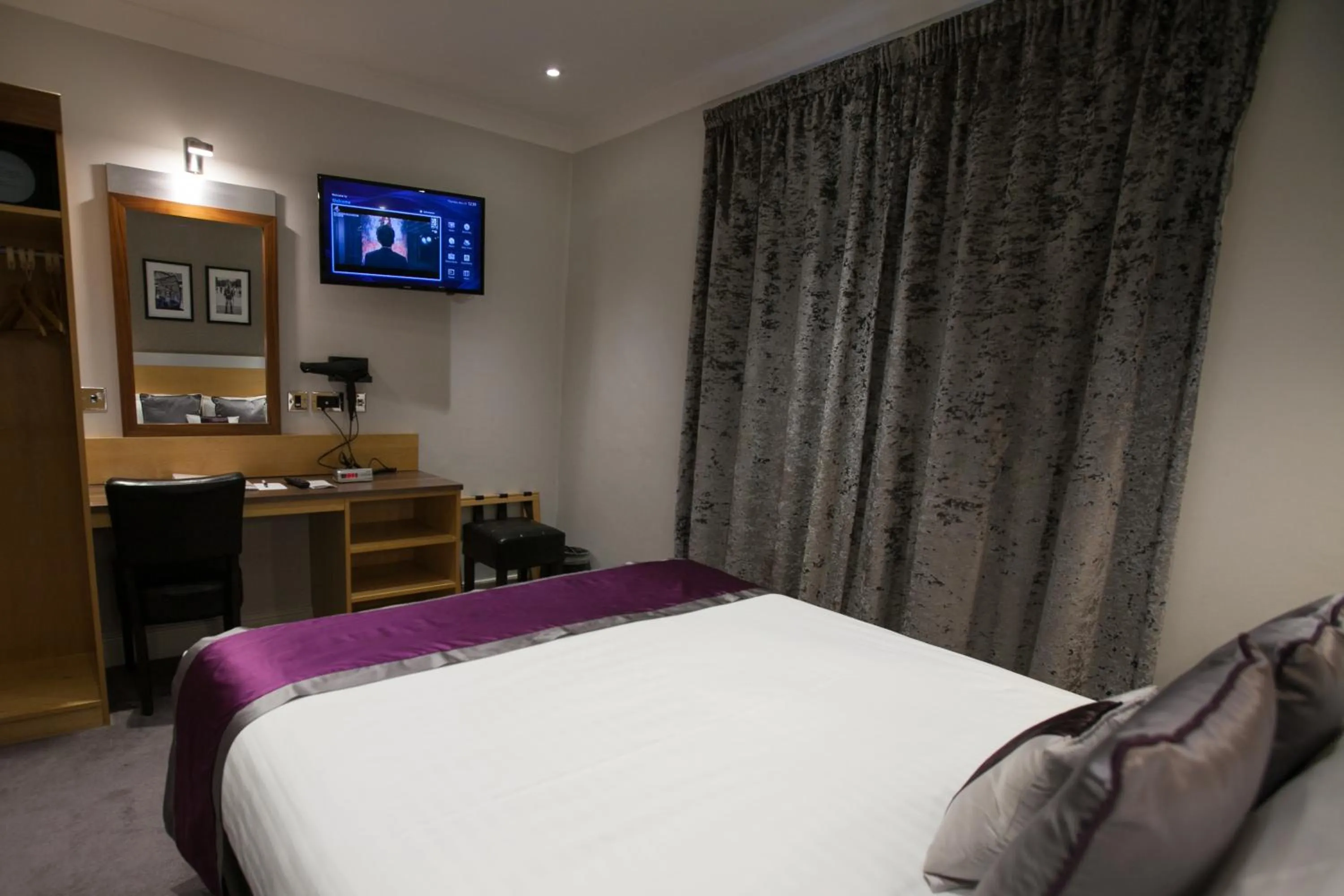 Bed in Best Western Victoria Palace