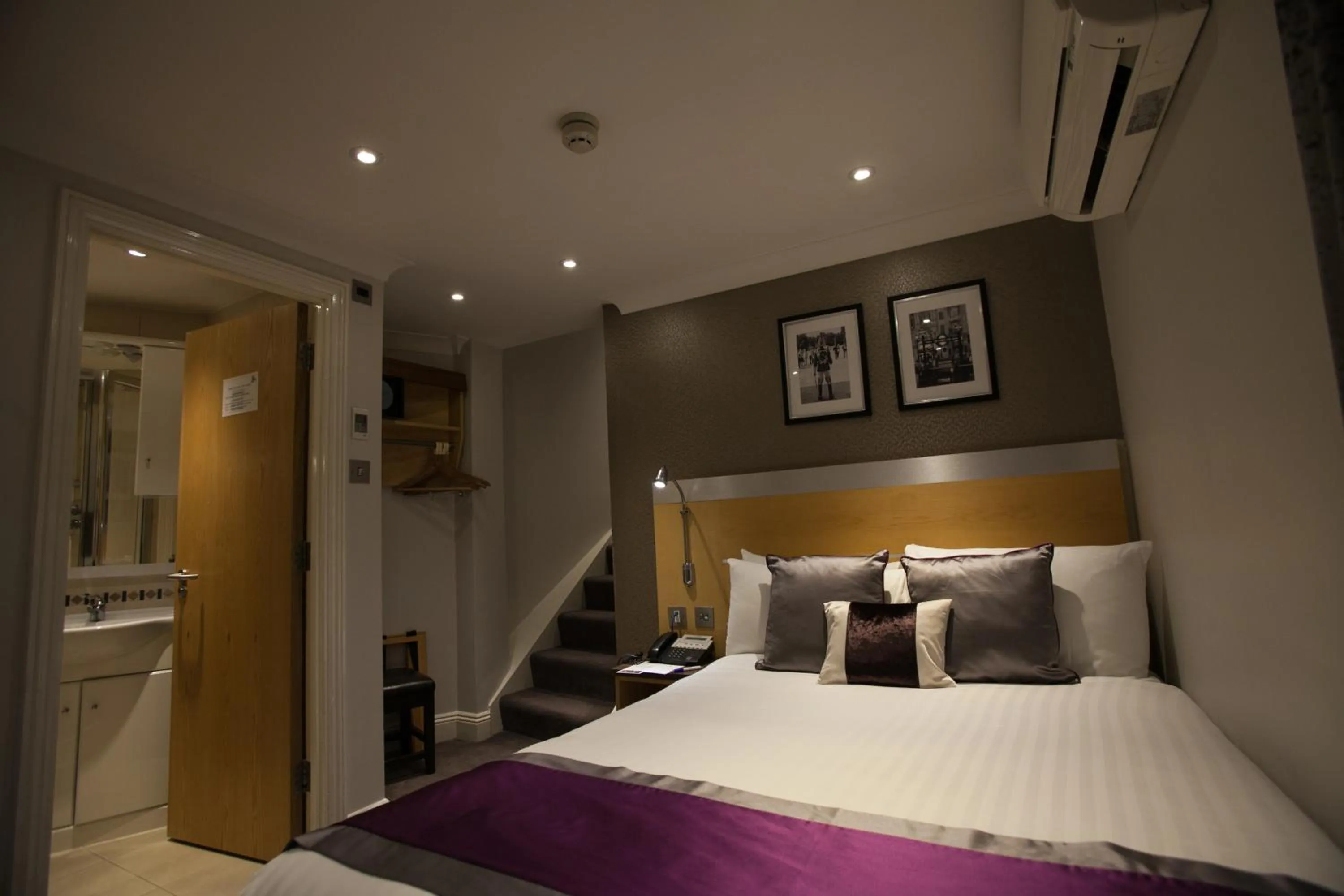 Bed in Best Western Victoria Palace