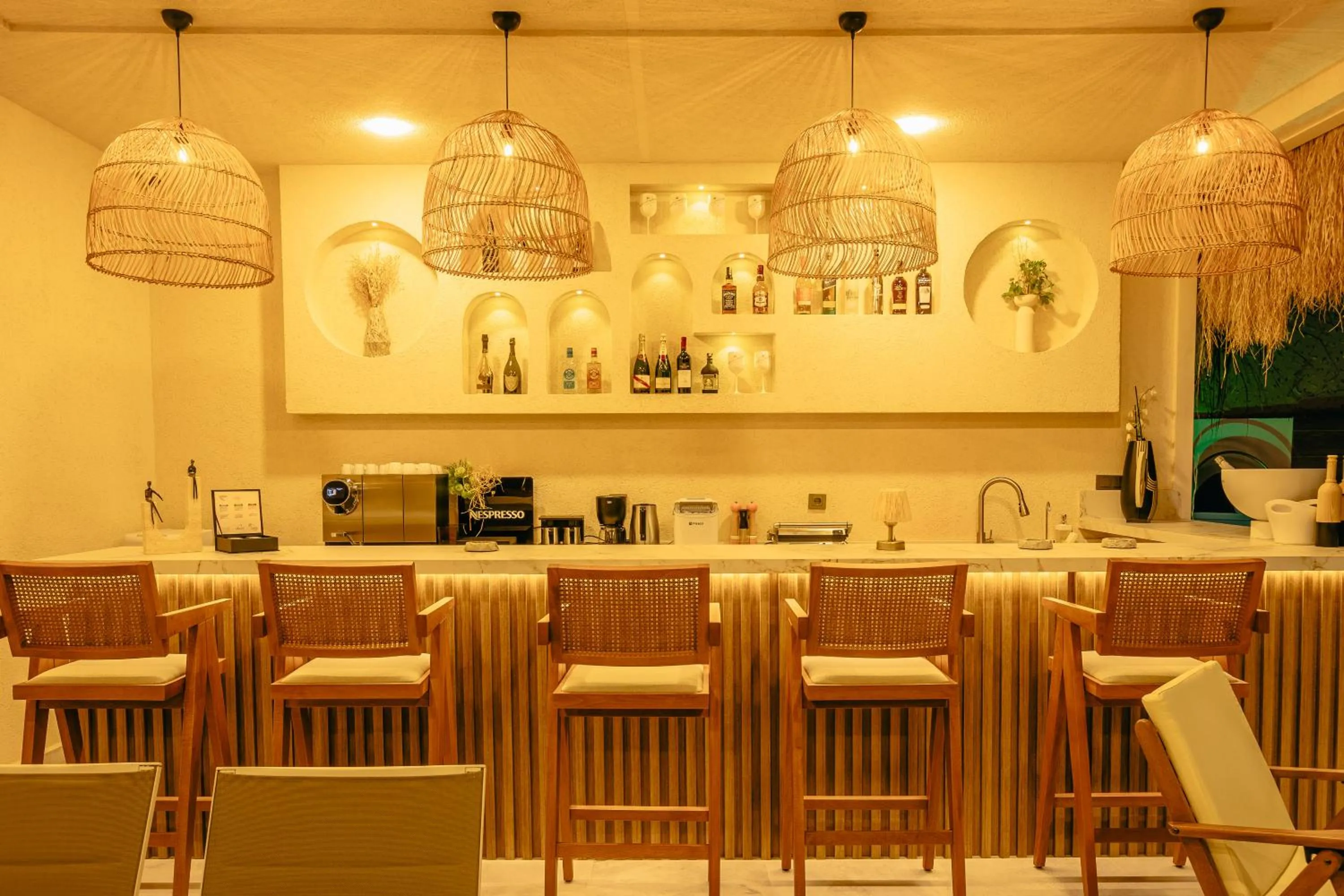 Restaurant/places to eat in Los Suites